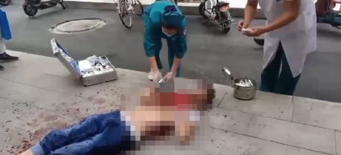 男友當街被刺4刀，送醫急救宣告不治。（翻攝自《澎拜新聞》）