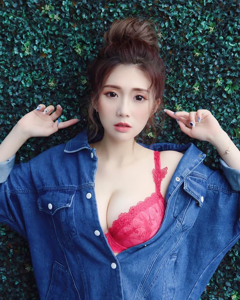 謝薇安擁有豐滿胸部，常在社群軟體分享惹火辣照。（翻攝自謝薇安臉書）