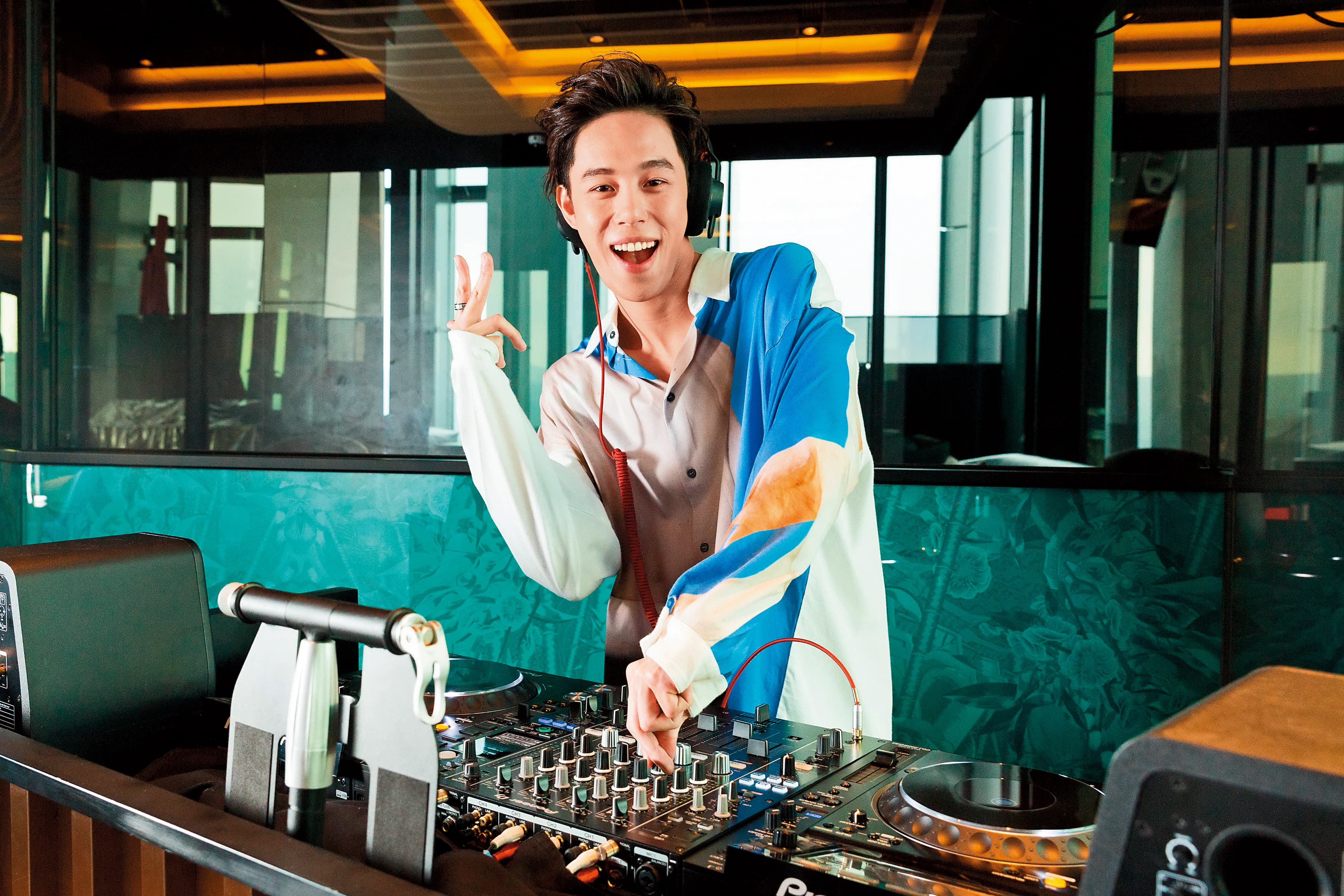 孫麥傑曾在倫敦著名夜店「Ministry of Sound」擔任DJ，回台灣後也在夜店當DJ，是DJ界人氣王。