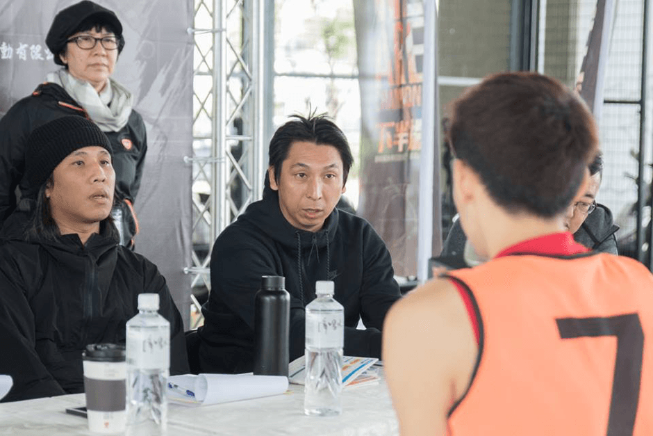 監製陳寶旭（左）、導演張榮吉（左）與設計全片戰術的教練賈凡（中）共同討論拍攝細節。（翻攝自《下半場》臉書）