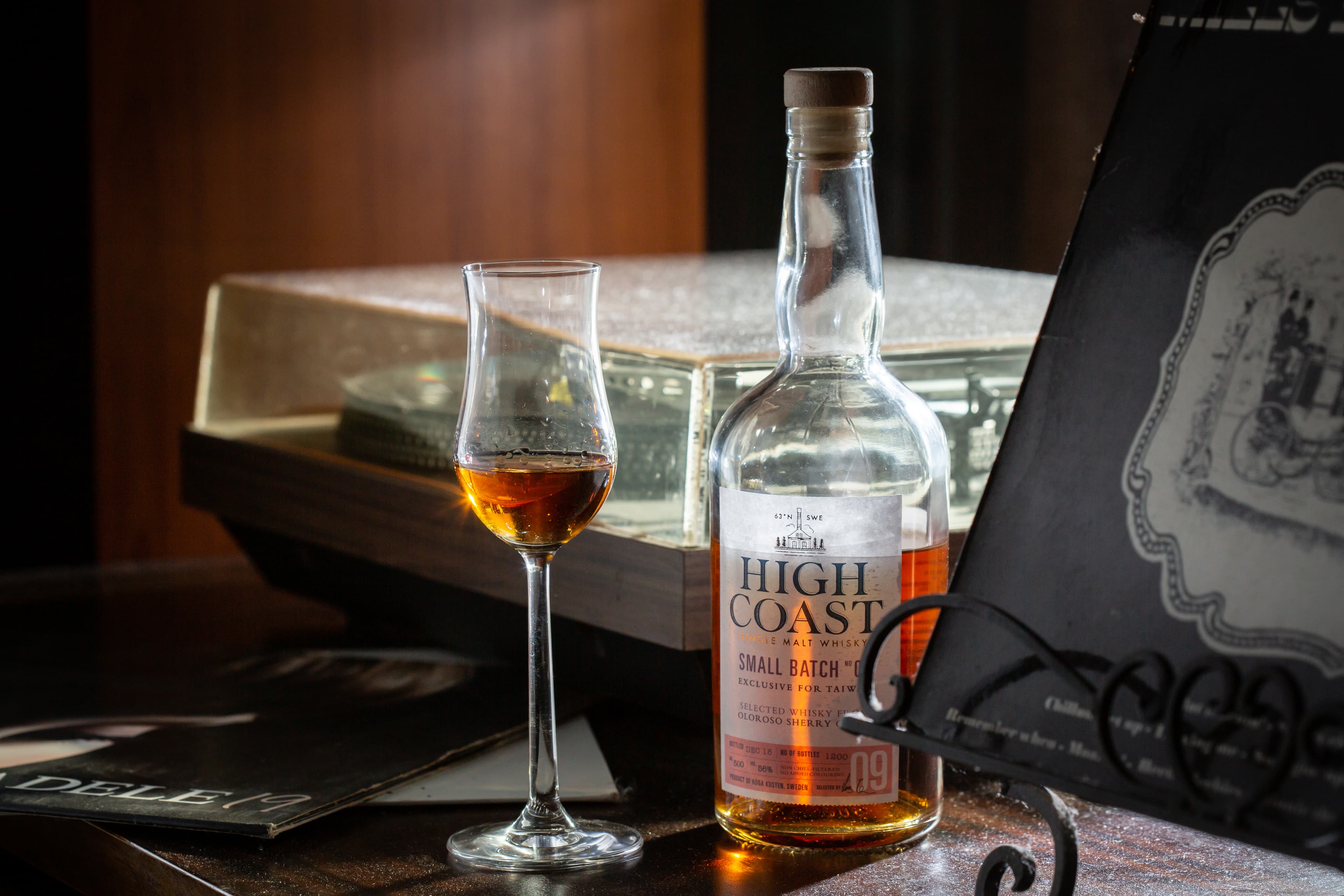 醇厚酒體「High Coast Oloroso Sherry Cask台灣限定版Oloroso雪莉桶」，帶甜味及果乾香氣。（350元／杯）