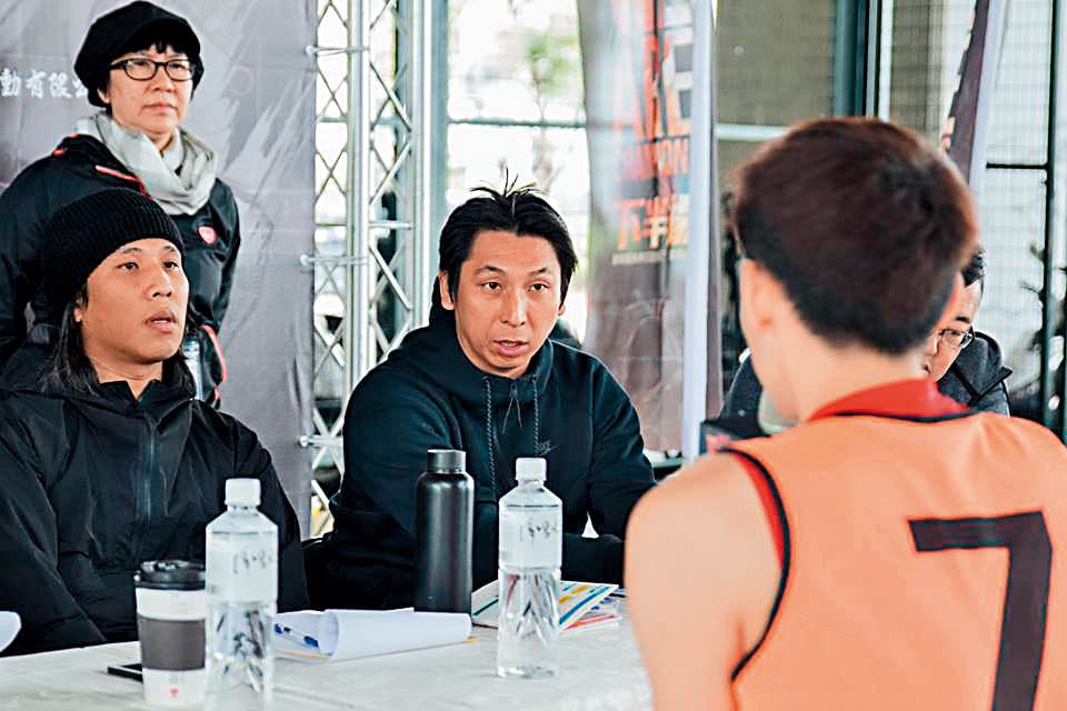 監製陳寶旭（後）、導演張榮吉（左）、教練賈凡與演員共同討論拍攝細節。（翻攝自《下半場》臉書）