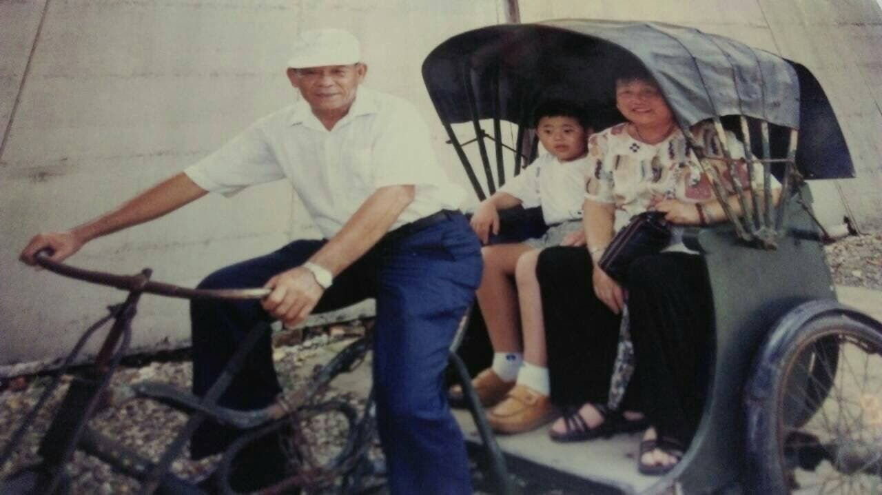 三歲之前,林宏宇(中)都由祖父母(左、右)照顧,這是小學時和他們出遊時的照片。(林宏宇提供)