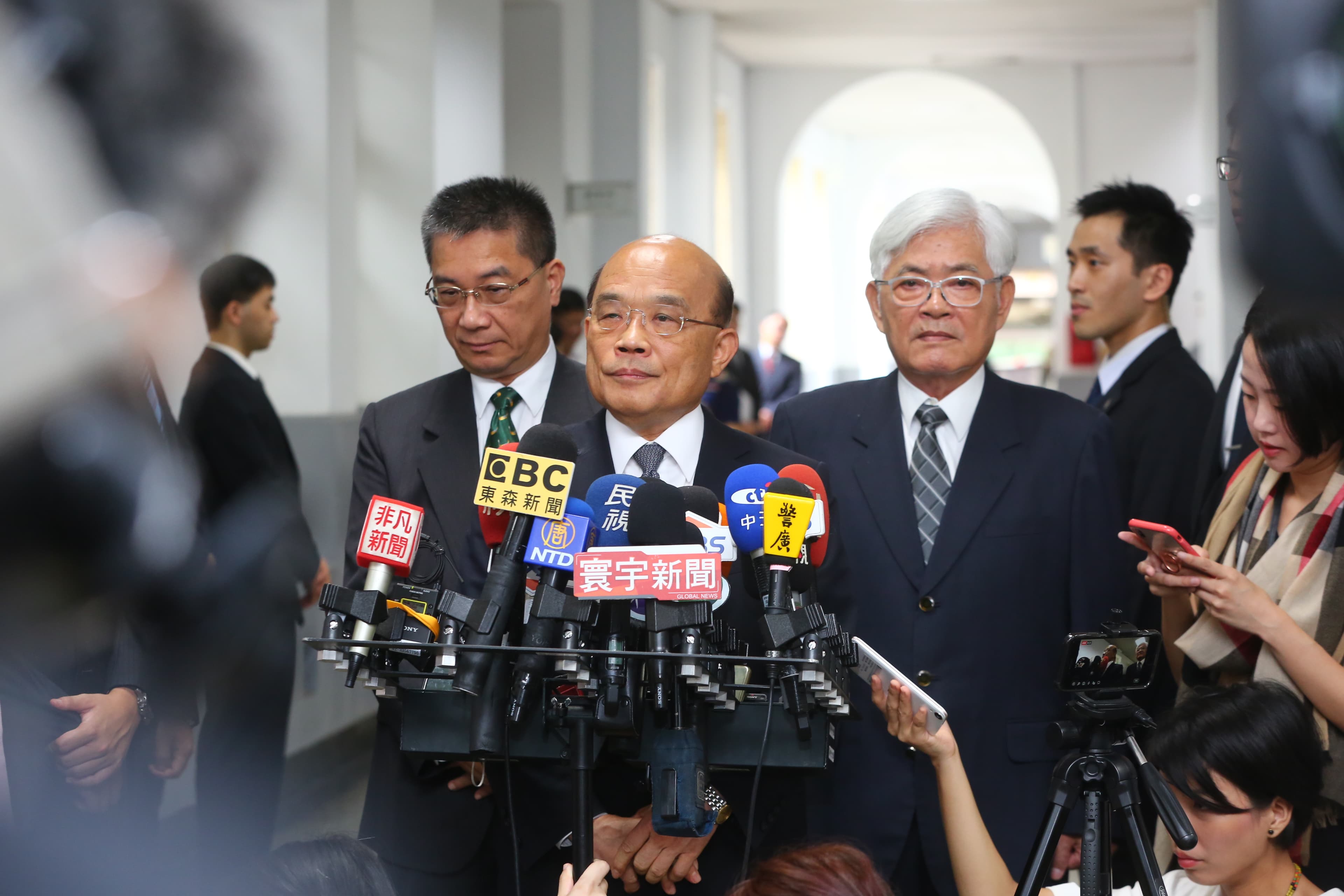 面對韓國瑜各種質疑，蘇貞昌回應，「現在已經進入民主開放時代，都可以開直播了，韓國瑜還留在戒嚴時代與心態，實在不足取。」