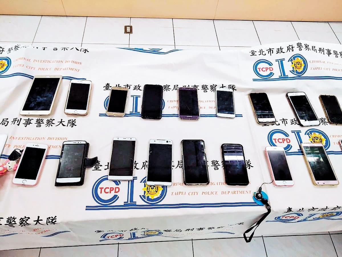 警方偵破詐騙案，查獲大批用來犯罪的手機。（警方提供）