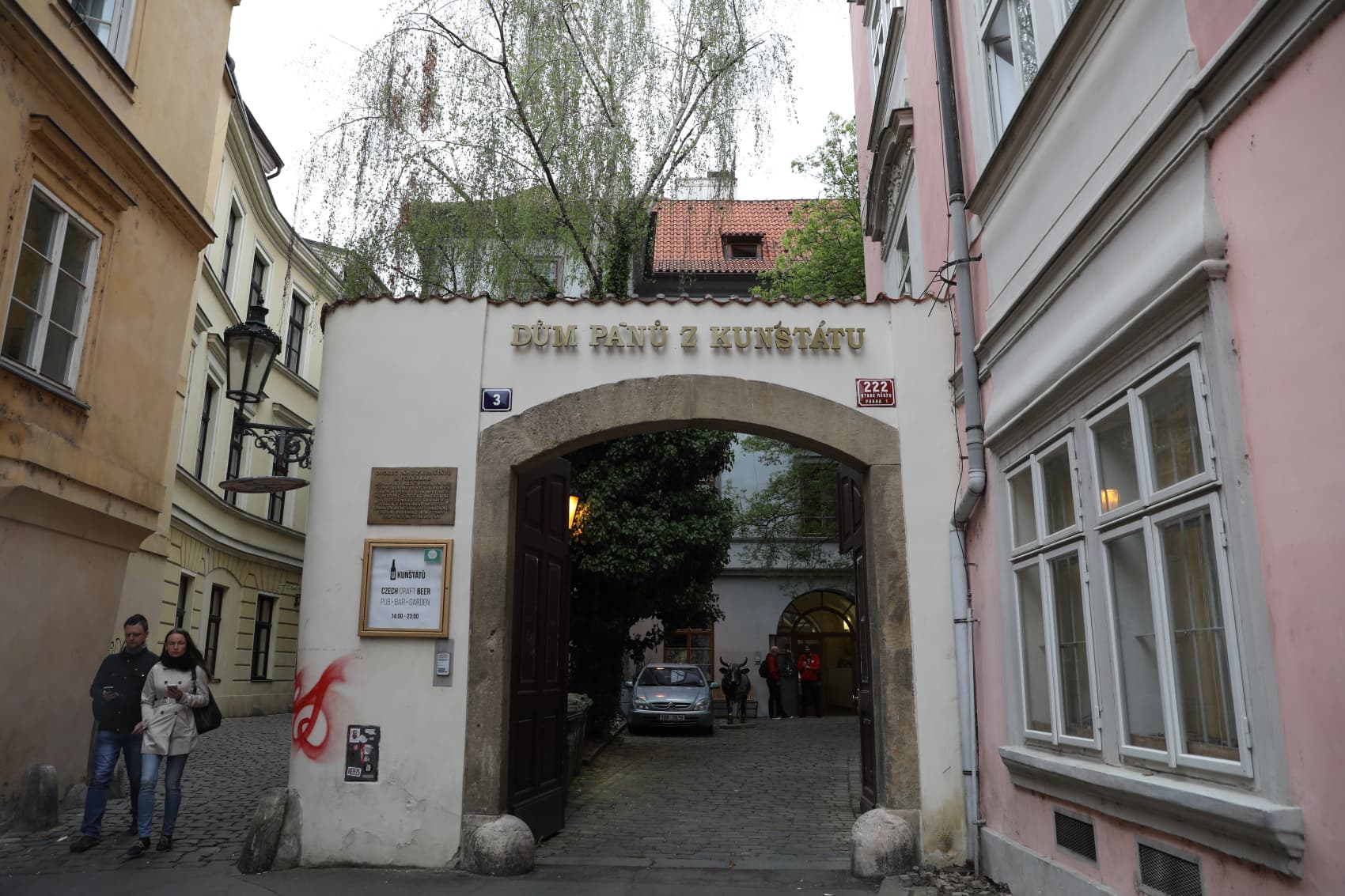 「U Kunštátů」精釀啤酒餐廳座落於12世紀的一個羅馬式地下宮殿之上。