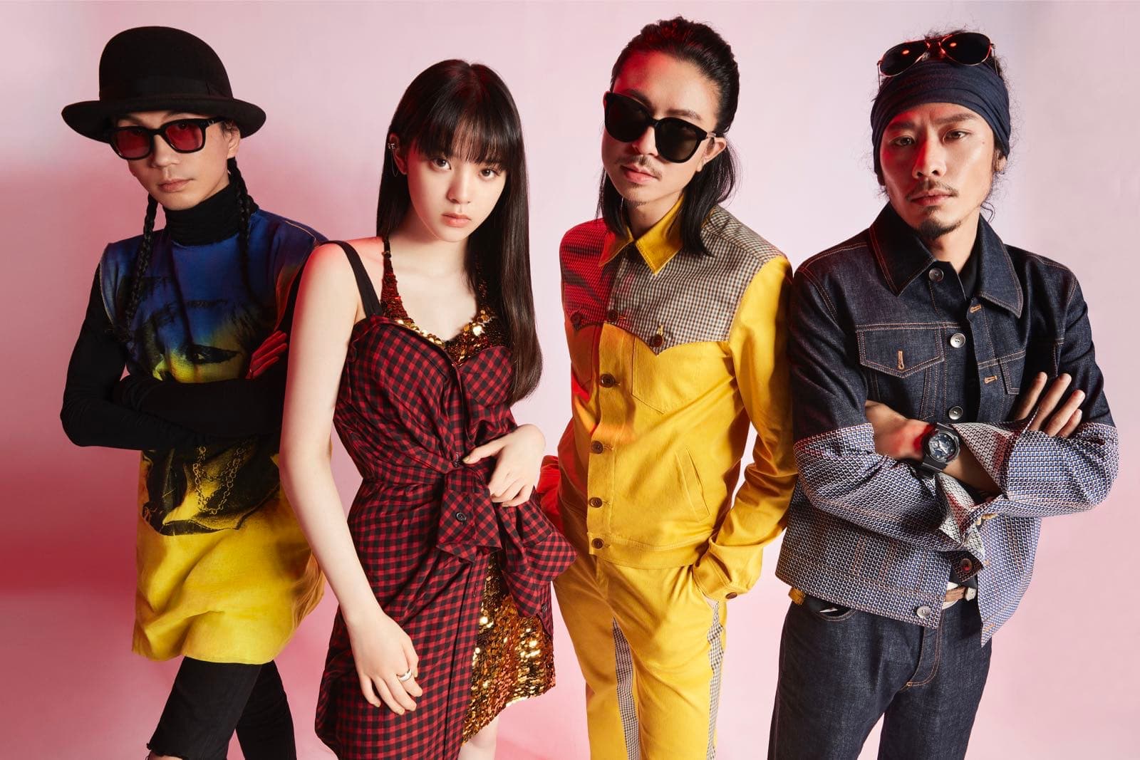 歐陽娜娜穿著最新FW19紅黑格紋襯衫洋裝參加音樂表演，NT$12,800。（微風精品提供）