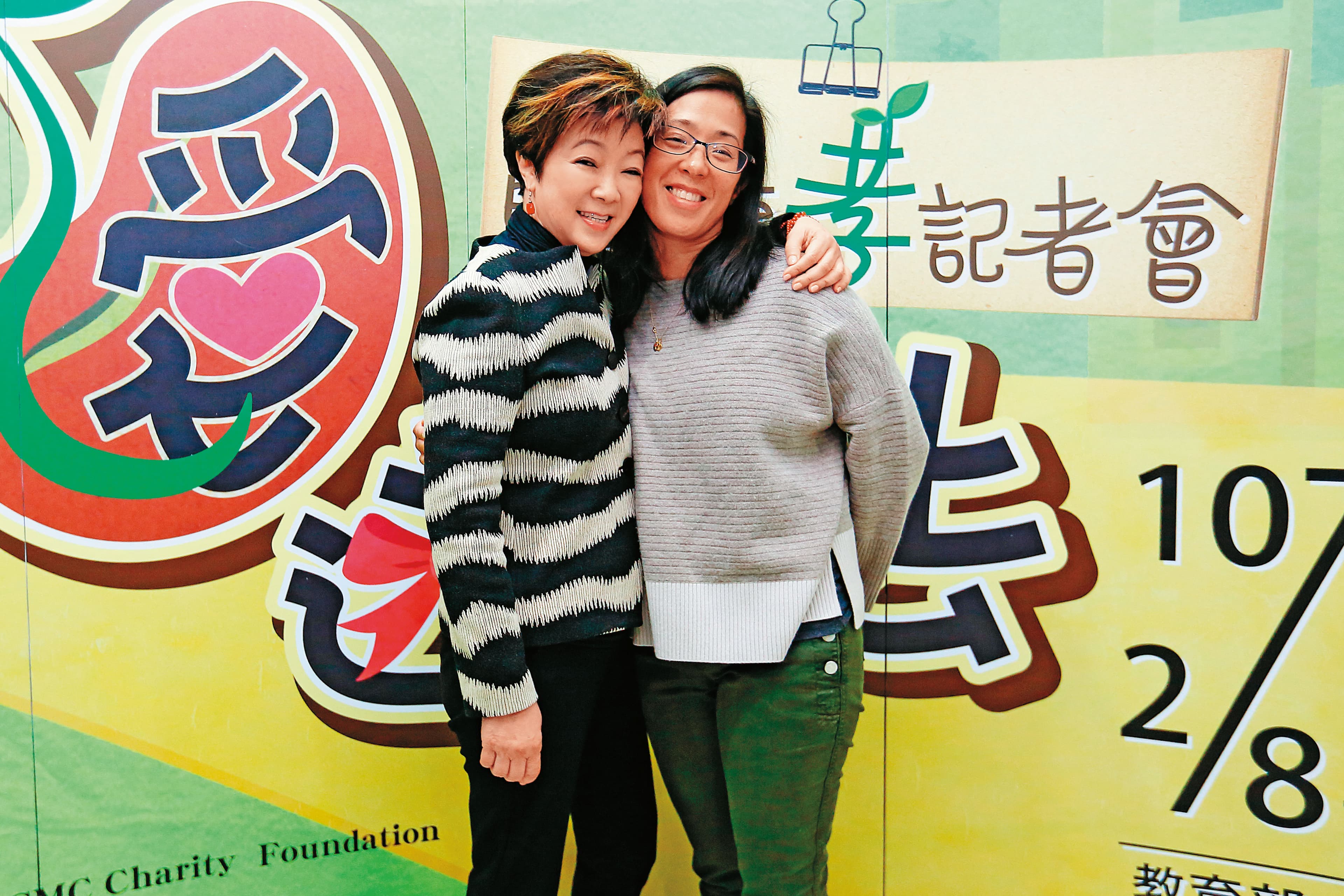 張淑芬（左）帶著小女兒（右）做公益，母女間更有話題聊。