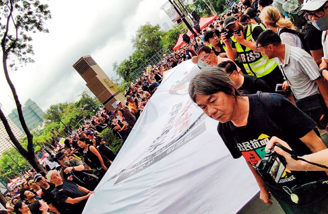 在818集會後的遊行中，前立法會議員「長毛」梁國雄一直走在隊頭。（翻攝梁國雄臉書）