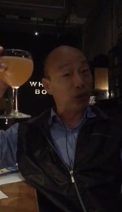 韓國瑜今年2月才在酒吧開直播。（翻攝韓國瑜臉書）