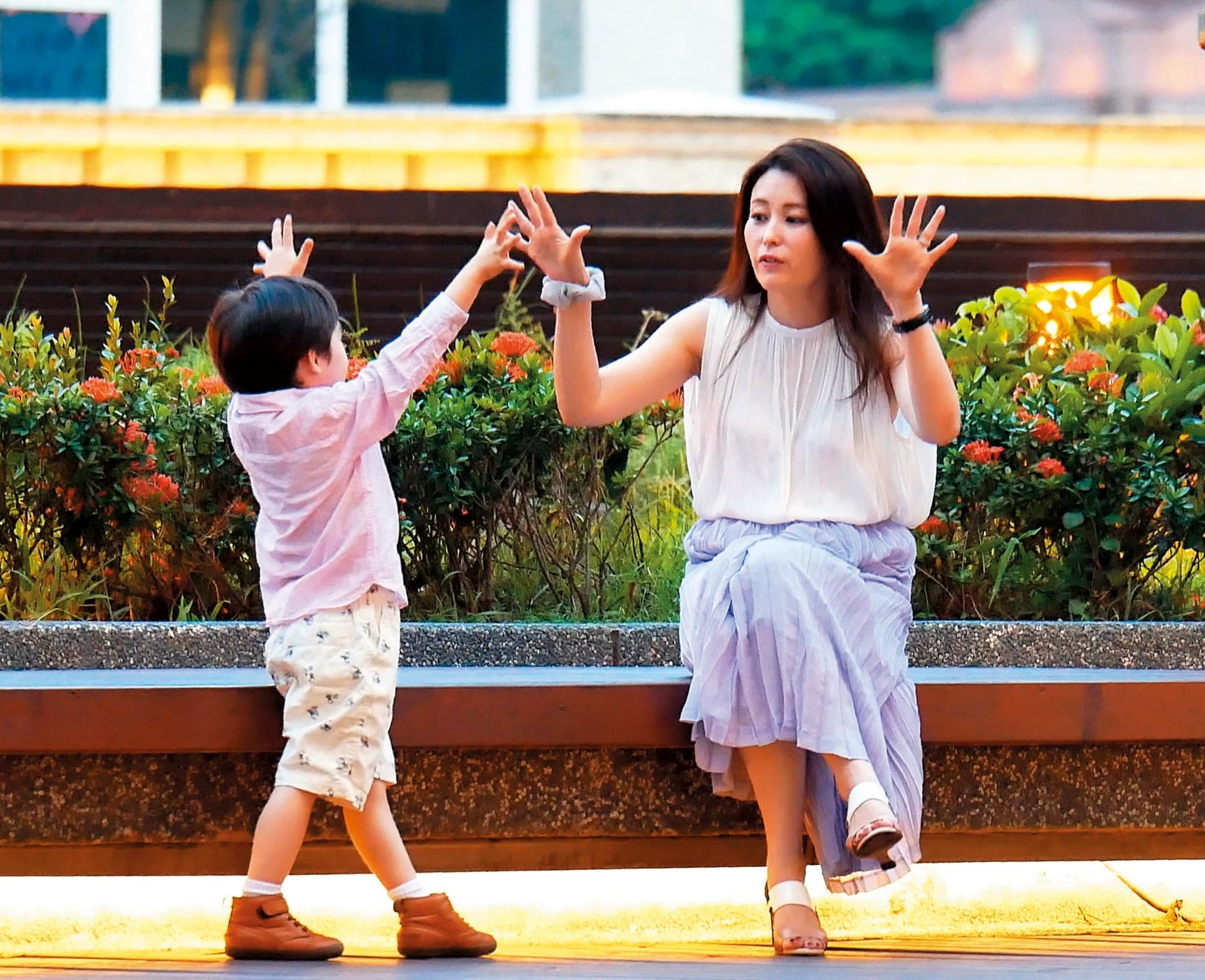 8/17 18：30，麻衣跟兒子的互動非常可愛。聽說為了讓孫子能說中文，身為爺爺的王文洋還特地請了家教上課。