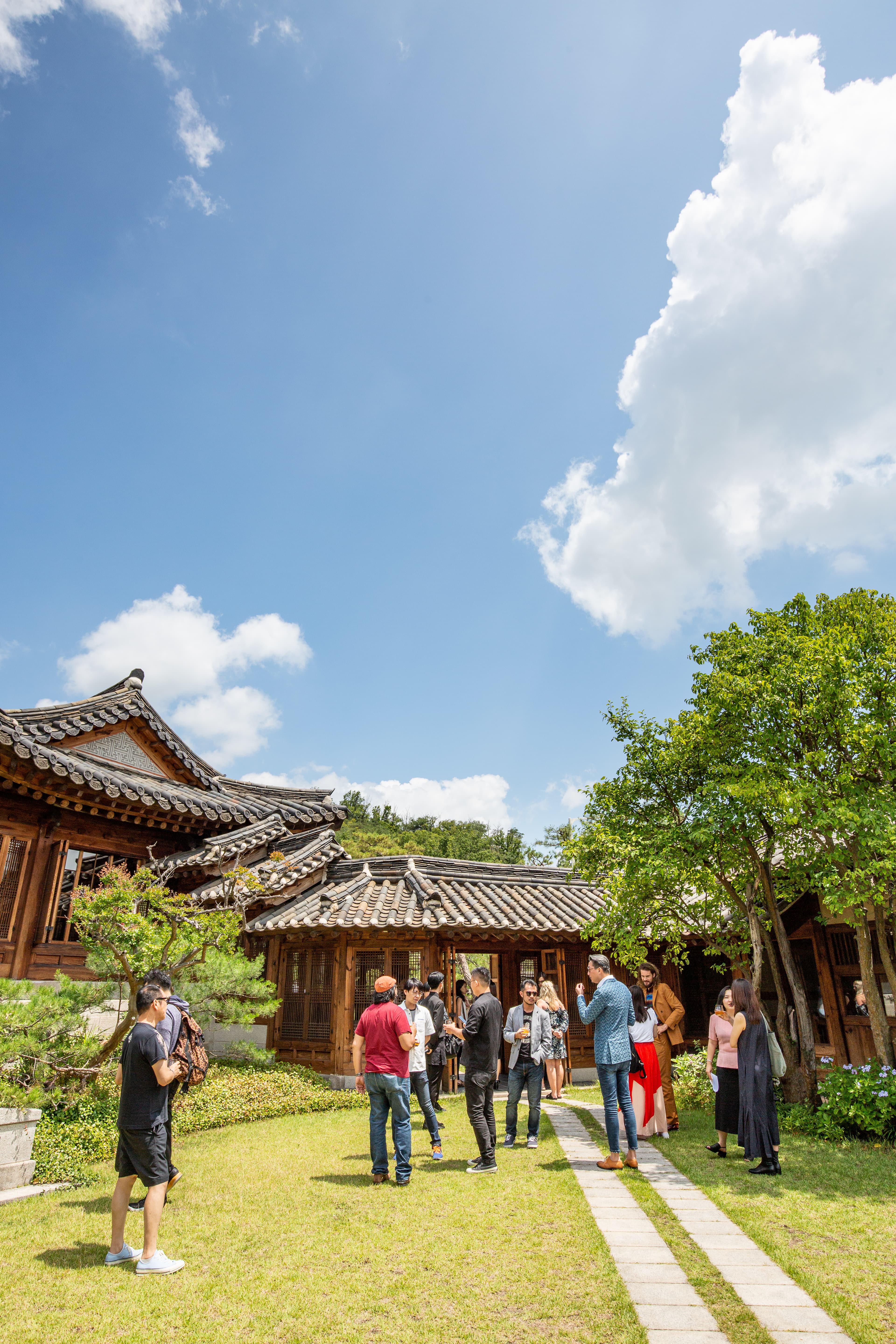 博物館的建築結構以多棟韓屋串連，並留有寬敞庭院。