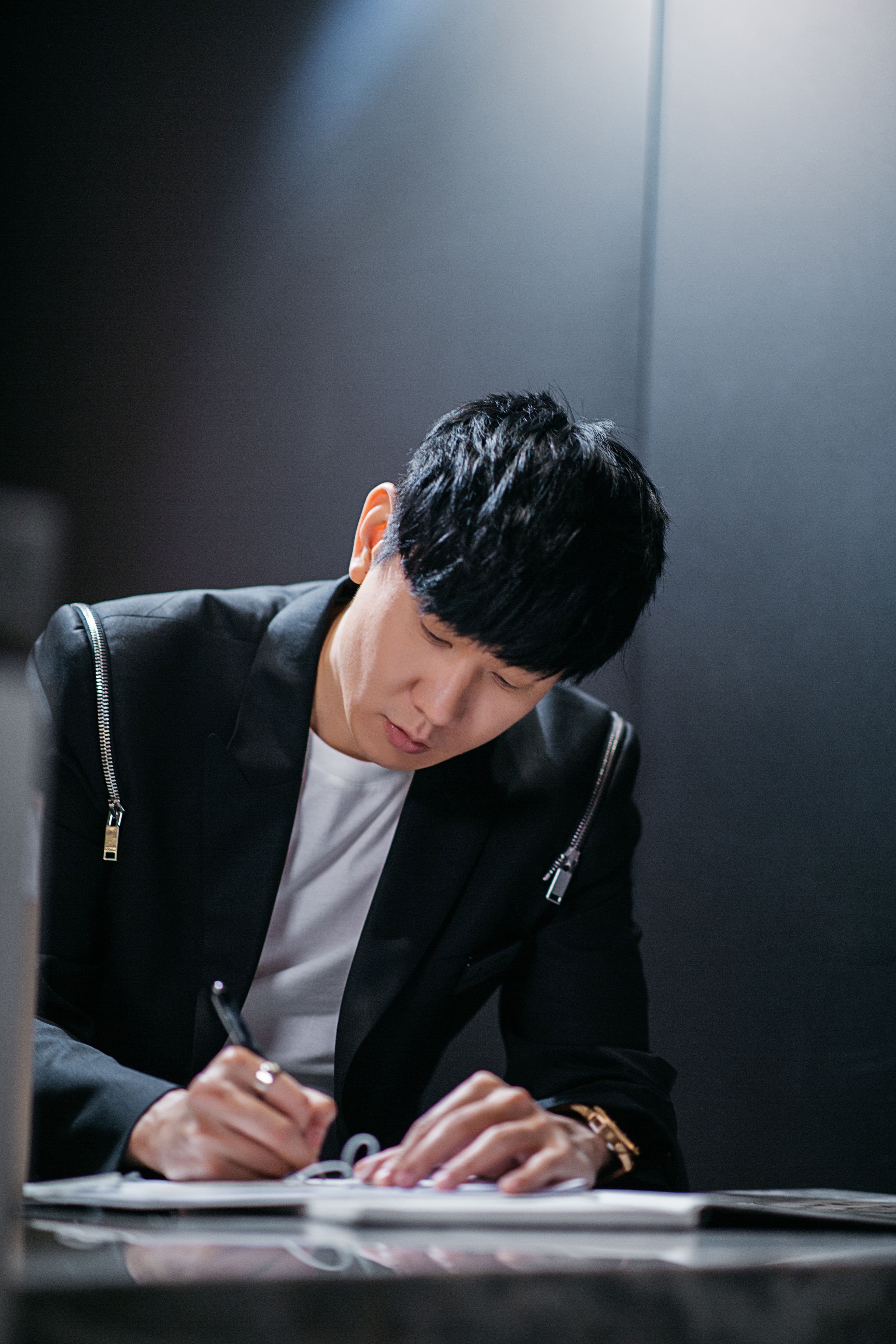 林俊傑新單曲〈對的時間點〉是表達人與人之間更深層的情感連結。（JFJ PRODUCTIONS提供）