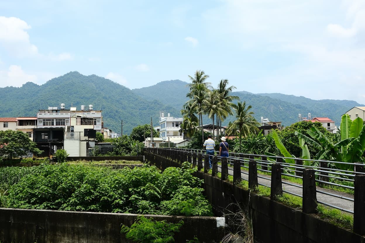美濃水橋橋橫跨在美濃溪上，與水圳相接。