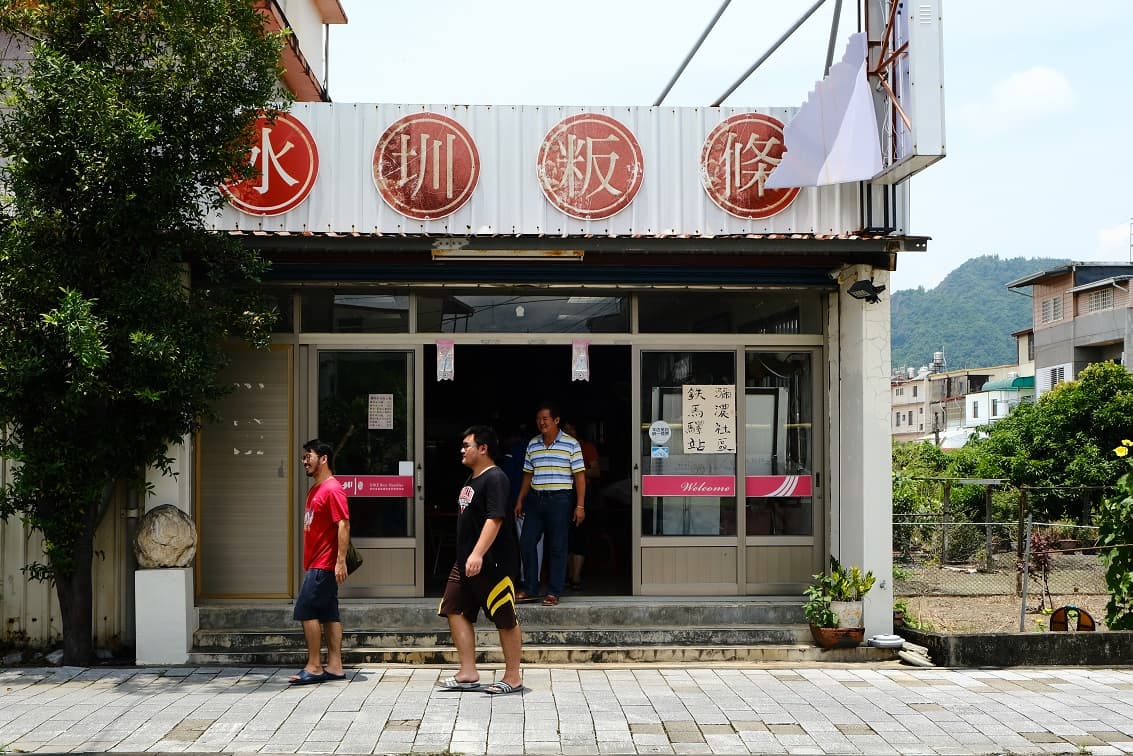緊鄰水圳的粄條店，如今轉型專賣碗公飯，而且只賣早上。