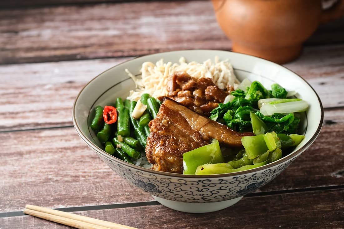 碗公飯過去是用大碗盛裝，並挑入田間使用，配料不如現在豐盛。（65／碗）