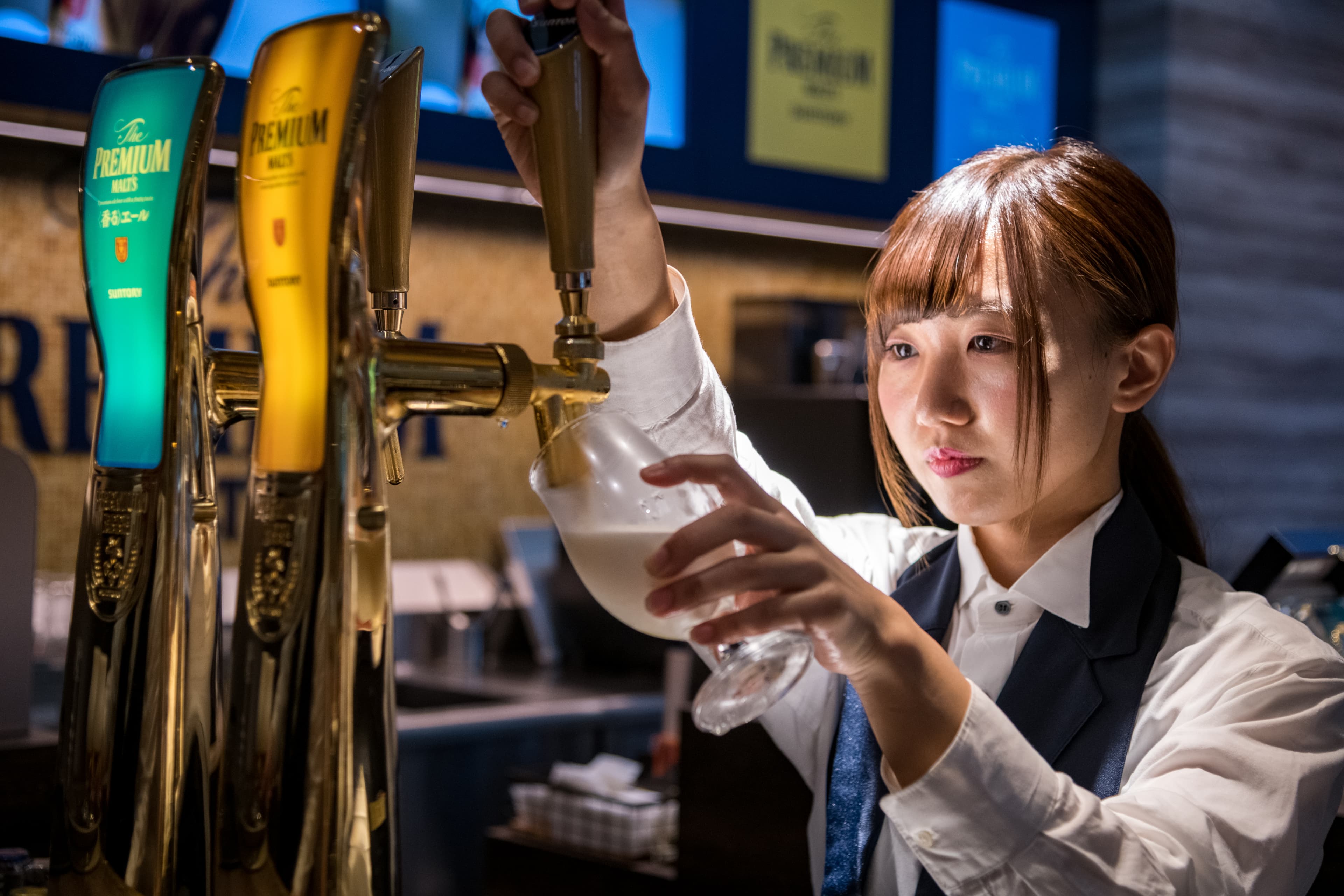 三得利率先研發酒、泡分離的雙孔生啤機。