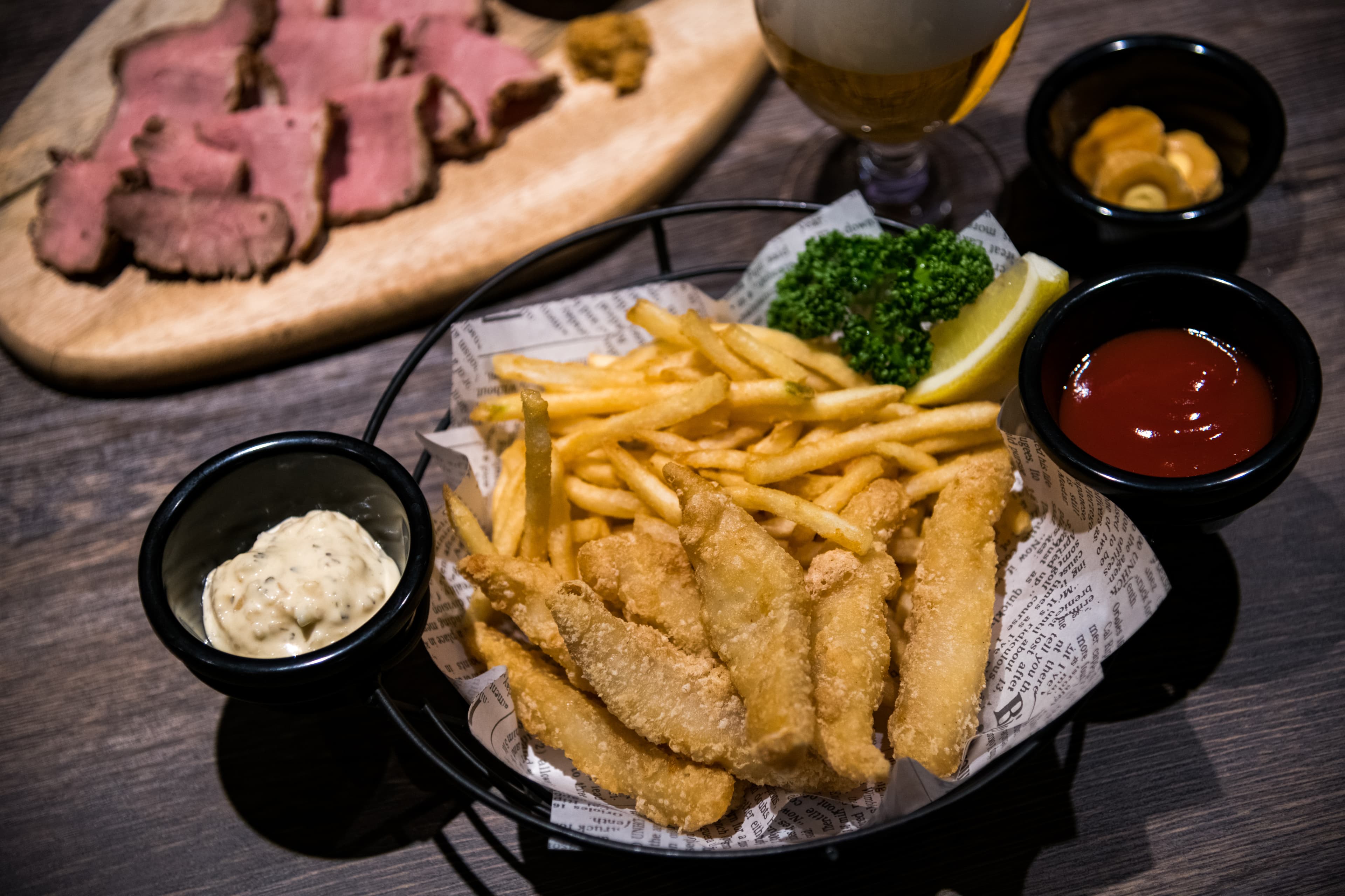 「炸魚薯條」的細薯條炸得香酥好吃，魚片也特地切成方便拿取的大小。（880日圓／份，約NT$252）