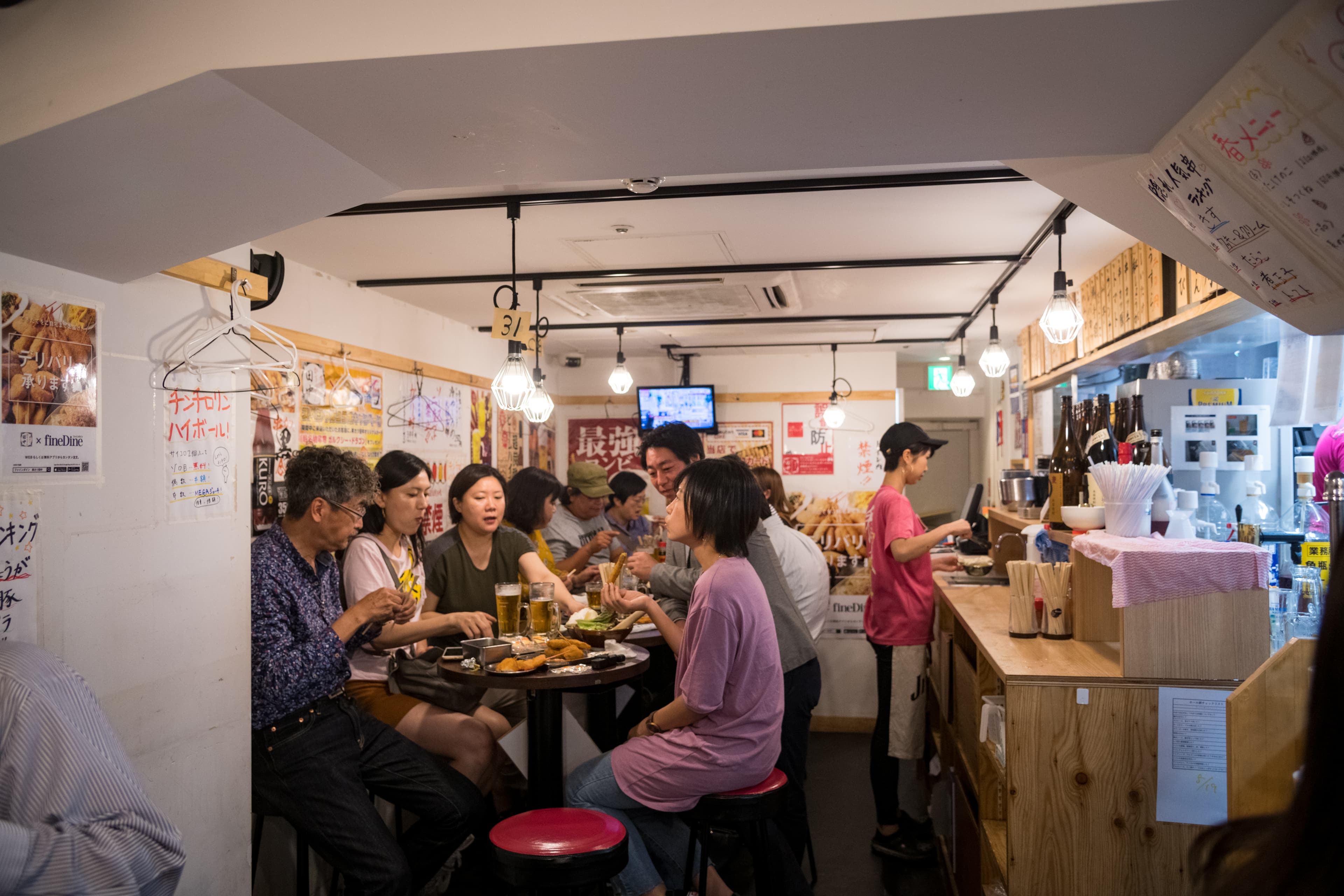 位於銀座的「田中串炸」店面狹長，氣氛熱鬧。