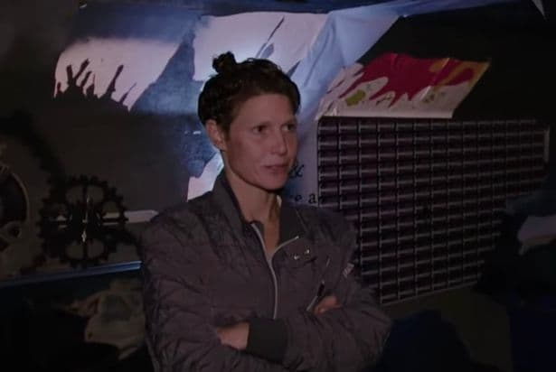現年39歲的珍妮李受訪時表示，在下水道中生活其實並非想像中辛苦，「「這裡什麼都不缺，我很快樂。」（翻攝自《鏡報》）