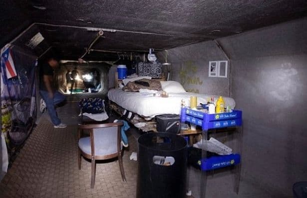 珍妮李目前住在拉斯維加斯的一座下水道，「房間」內只有一張床、一個櫃子等，外加一些簡單的衣物。（翻攝自《鏡報》）