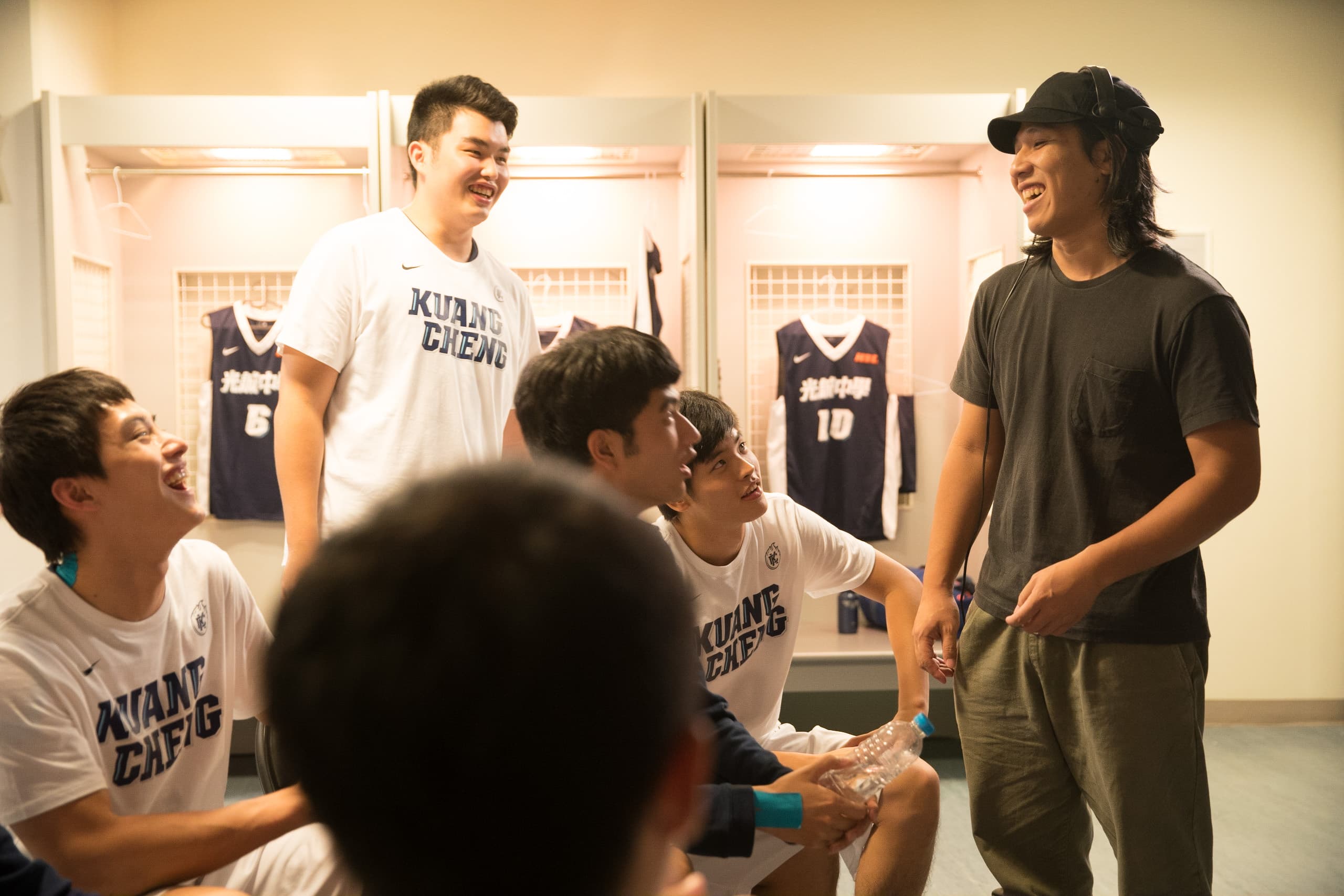 張榮吉導演（右）在拍攝《下半場》決賽重頭戲前，先在休息室引導演員們的情緒。（下半場電影提供）