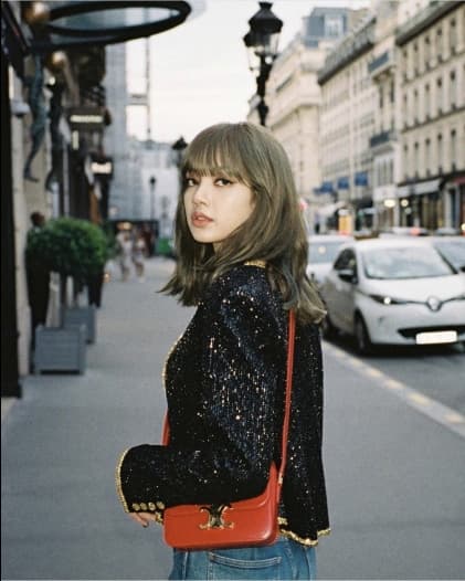 BLACKPINK的Lisa擁有兩個不同的TRIOMPHE包款。（CELINE提供）