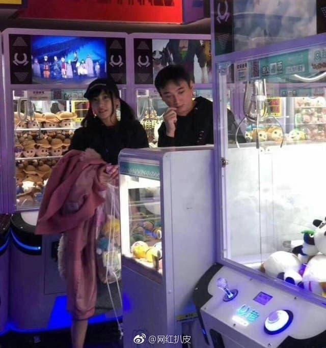 佐野雛子（左）去年被拍到和王思聰出雙入對，手上還提著一袋戰利品。（翻攝自微博）