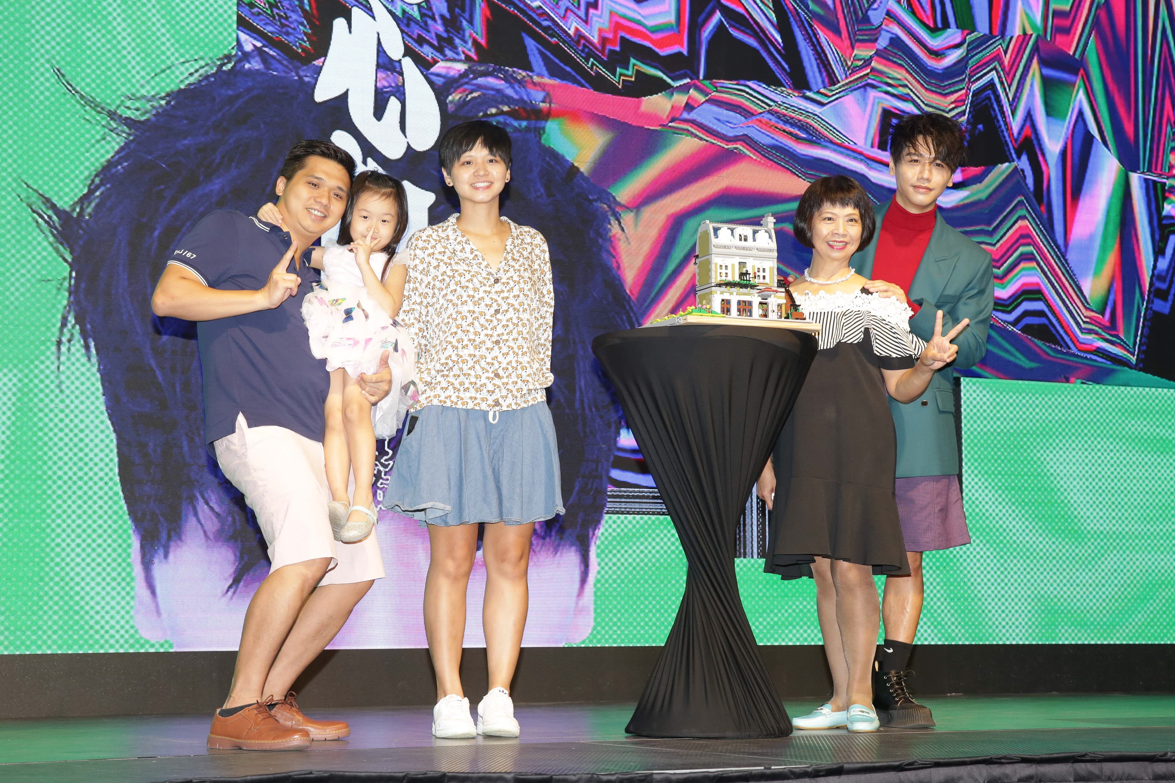 蔡旻佑的媽媽、妹妹及寶貝姪女，為他站台。