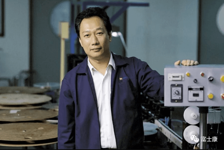 郭董年輕時穿著工廠服裝，就像不折不扣的工人皇帝。（翻攝自郭台銘臉書）