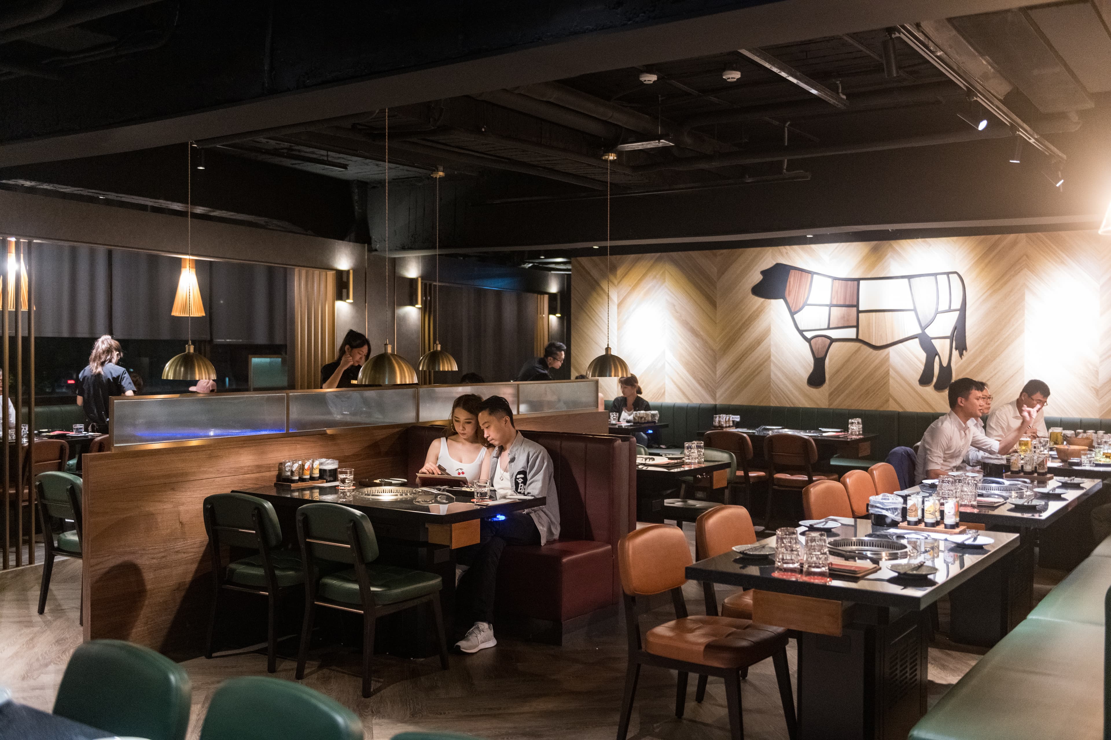 餐廳在日式輪廓中，以皮椅、沙發家具融合歐式風格。