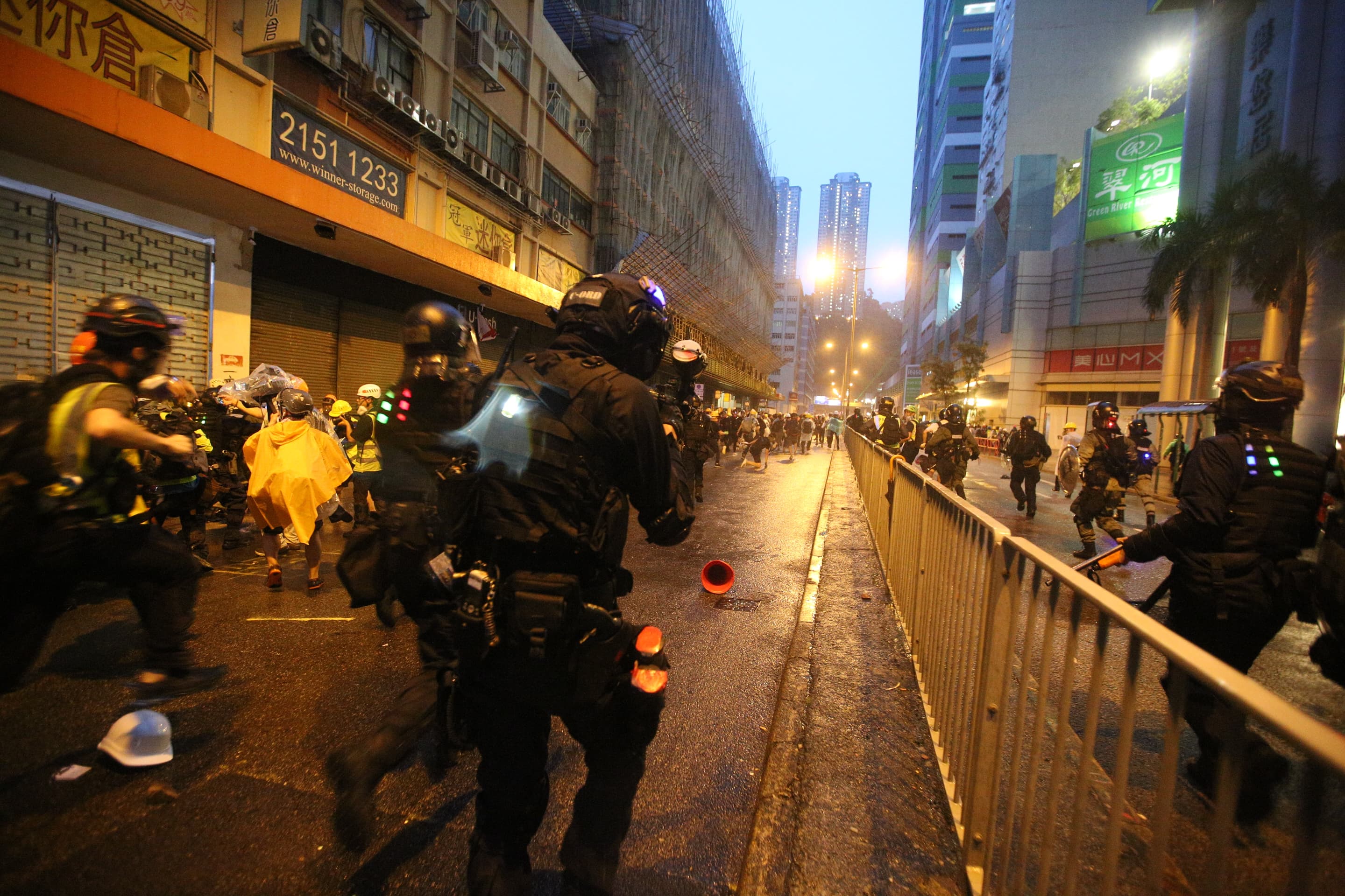 香港「荃葵青」遊行再爆發警民衝突。