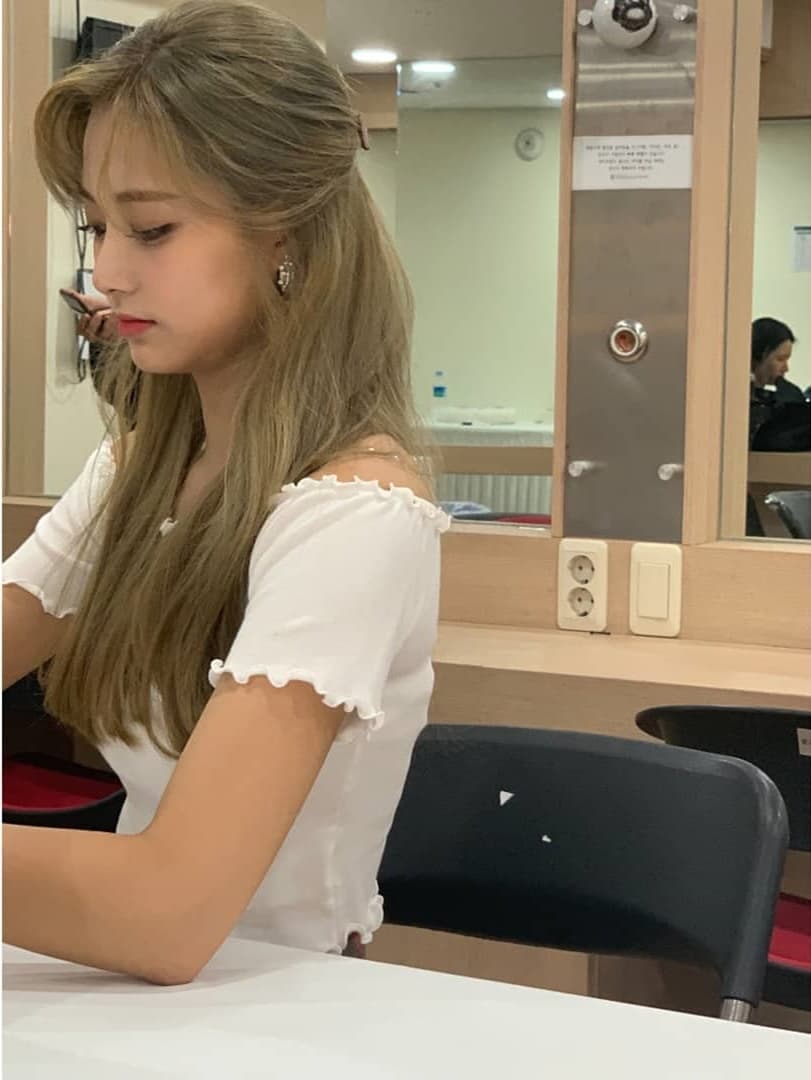 子瑜在後台被偷拍的美照，吸引了超過102萬的讚。（翻攝自TWICE IG）