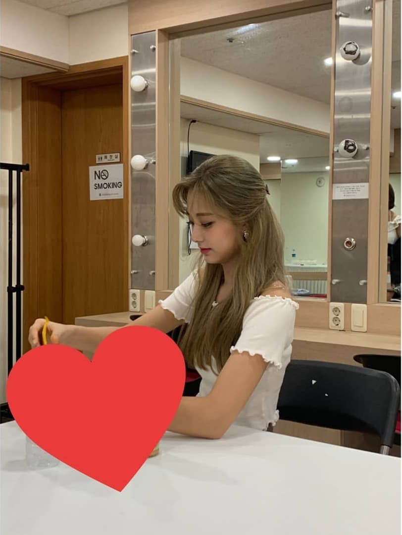 子瑜在後台被偷拍的美照，吸引了超過102萬的讚。（翻攝自TWICE IG）