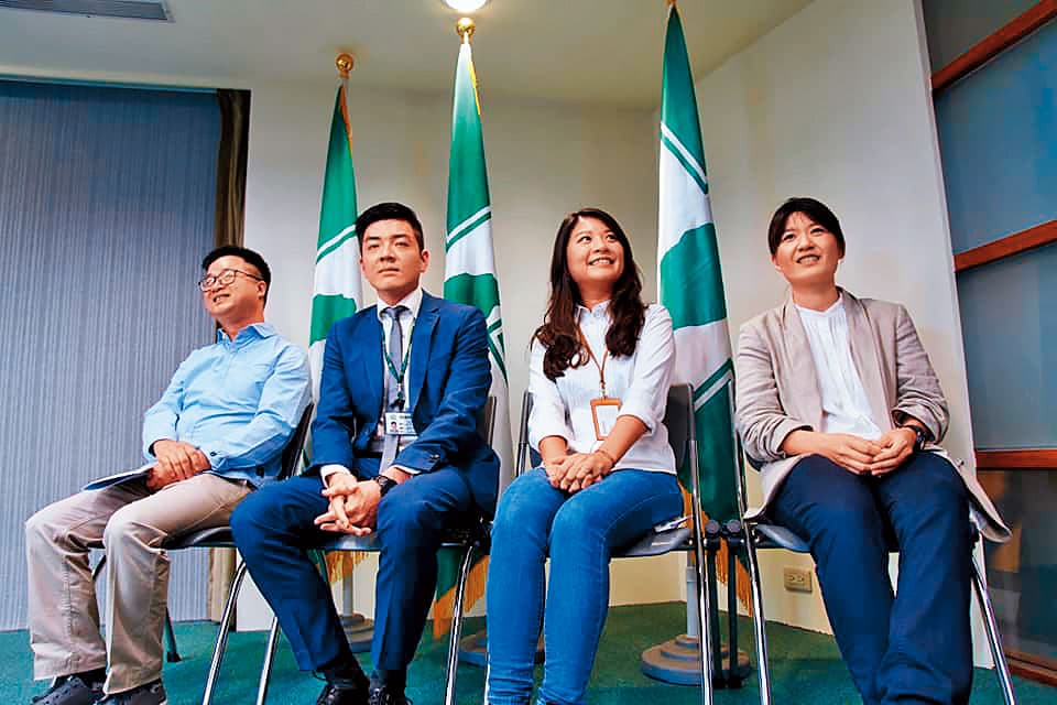 羅文嘉12日公布民進黨中央人事，由吳濬彥取代顏若芳擔任青年部主任，引起王定宇不滿。（翻攝羅文嘉臉書）