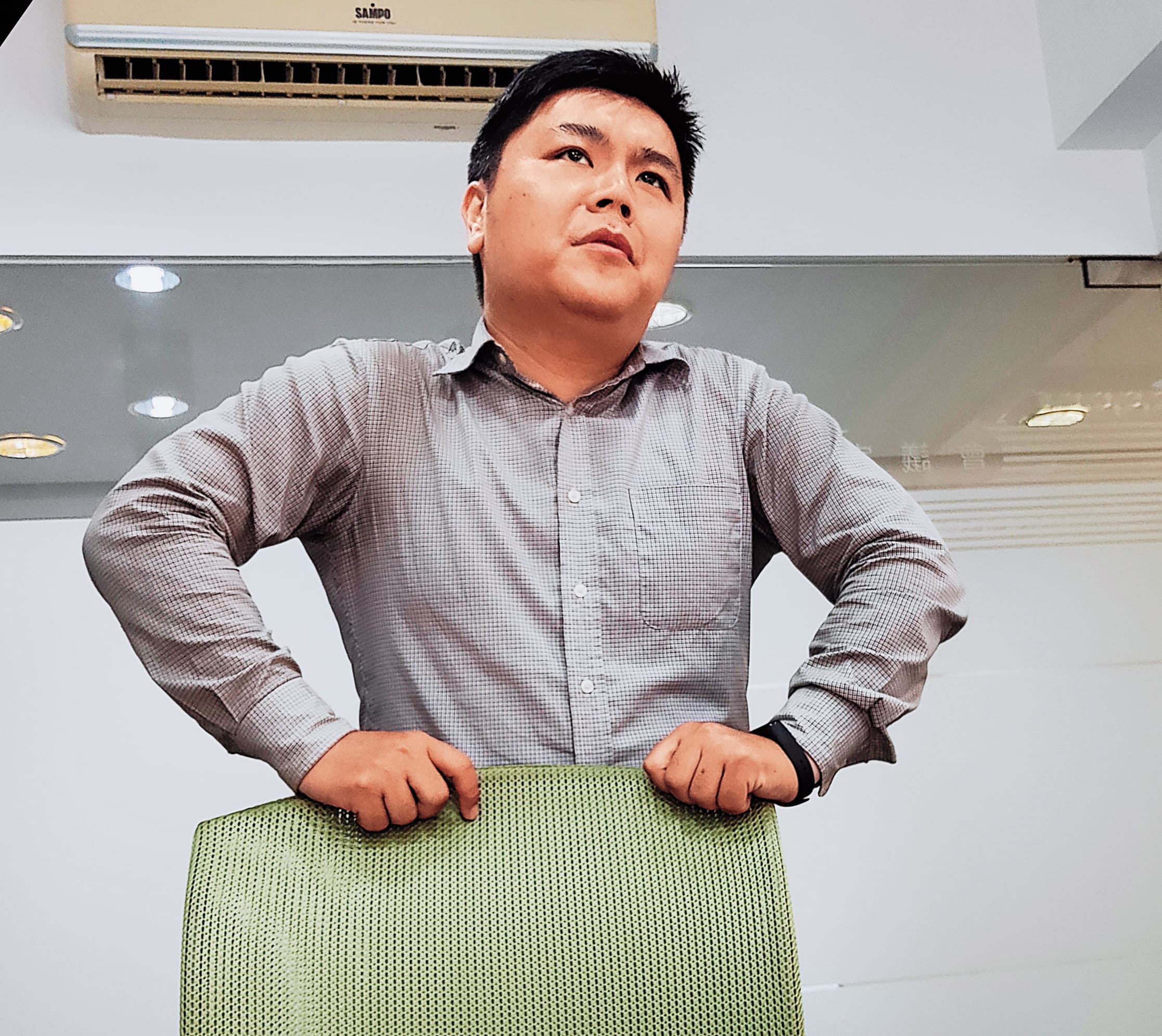 本刊記者欲採訪合眾公司負責人顏志宇，公司幹部（圖）出面阻擋，拒絕回應。
