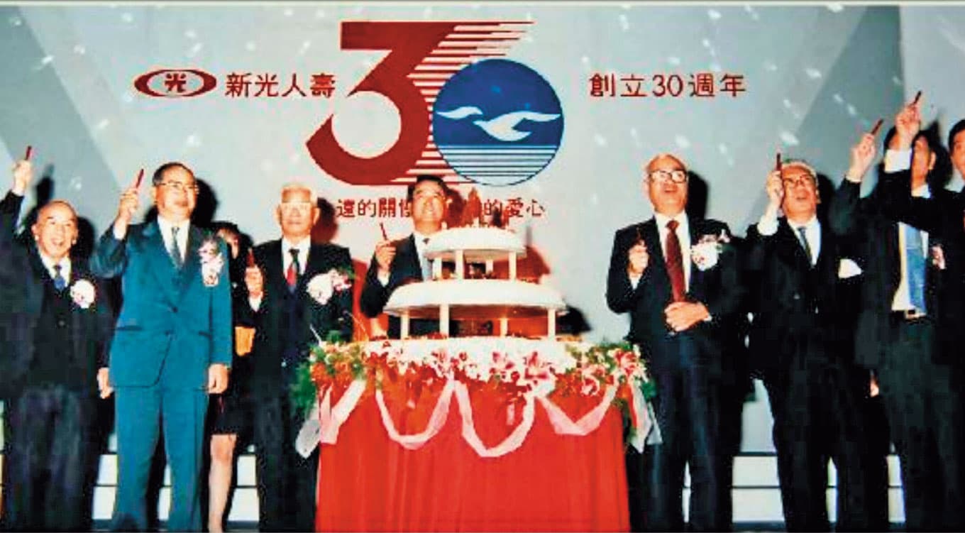 吳昕霈來頭不小，是新光集團的第三代，祖父是創辦人吳火獅的大哥吳金龍（左4）。（翻攝自新光50特刊）