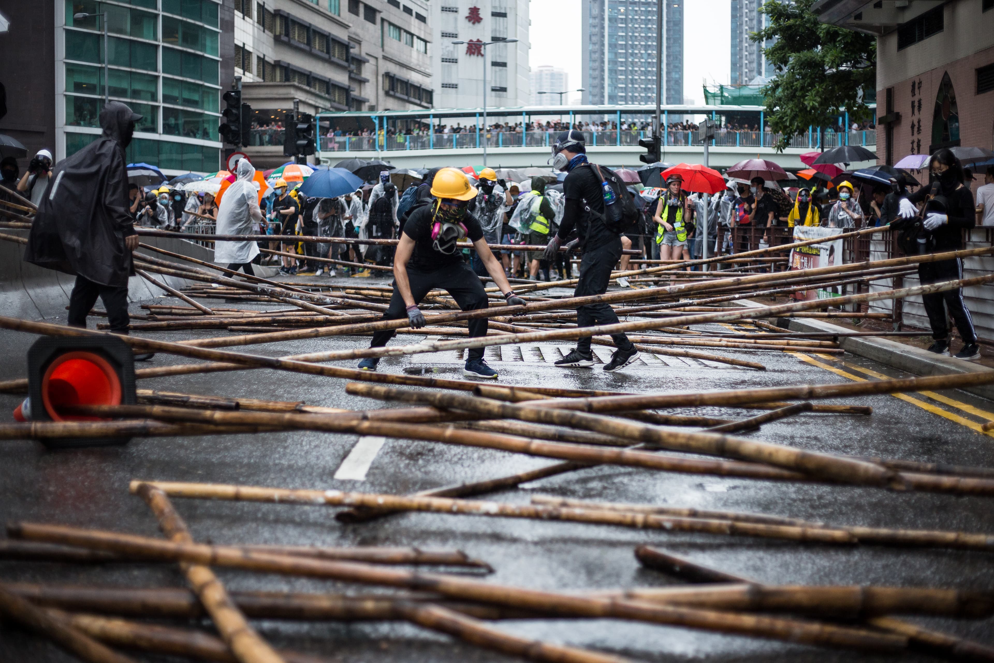 示威者用香港隨處可見且最傳統的鷹架建材竹子來製作路障。