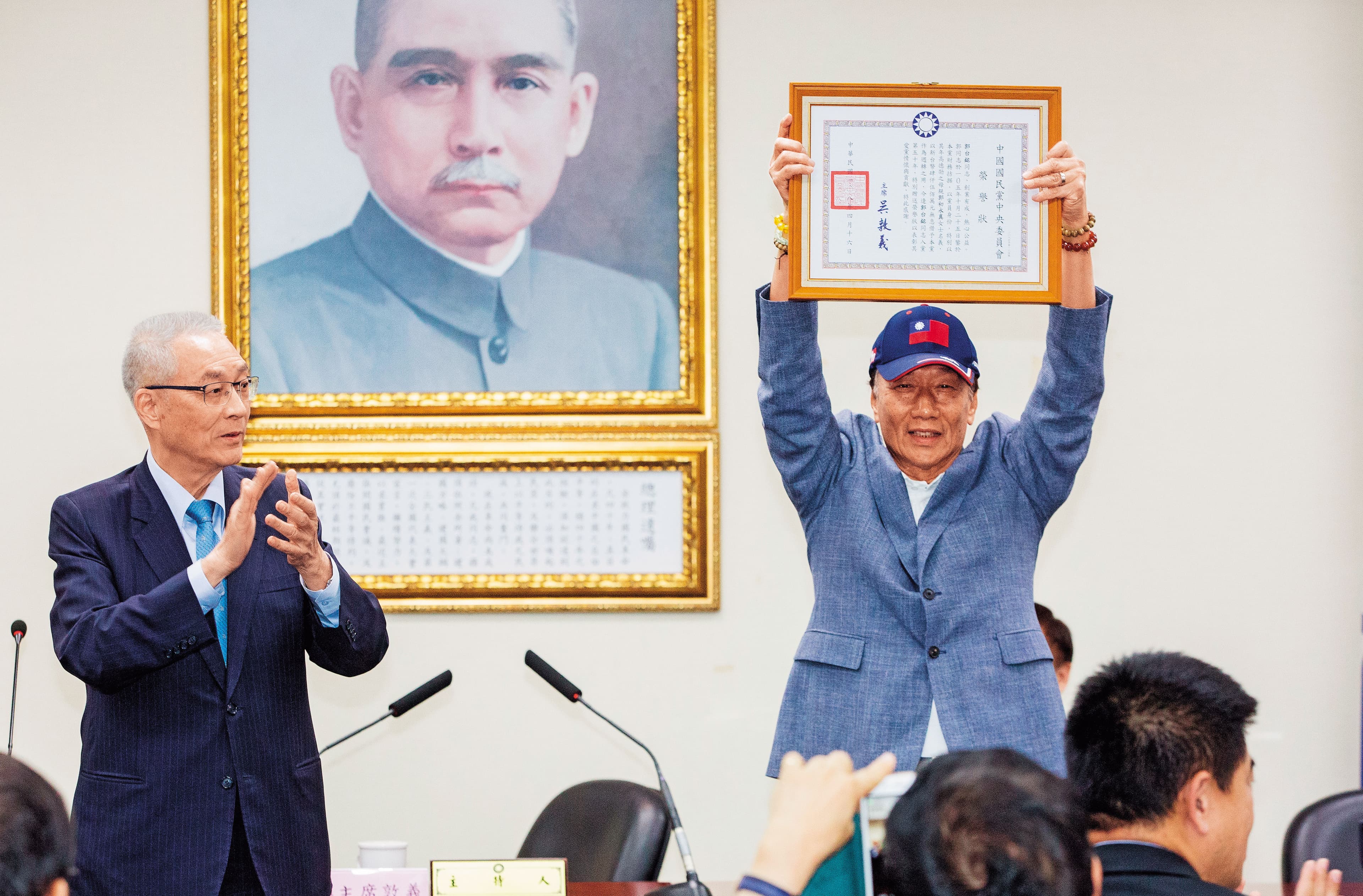 今年4月，曾在國民黨中常會接下榮譽狀，並宣布參加初選的郭台銘，如今參選總統態勢已定，令國民黨陷分裂危機。