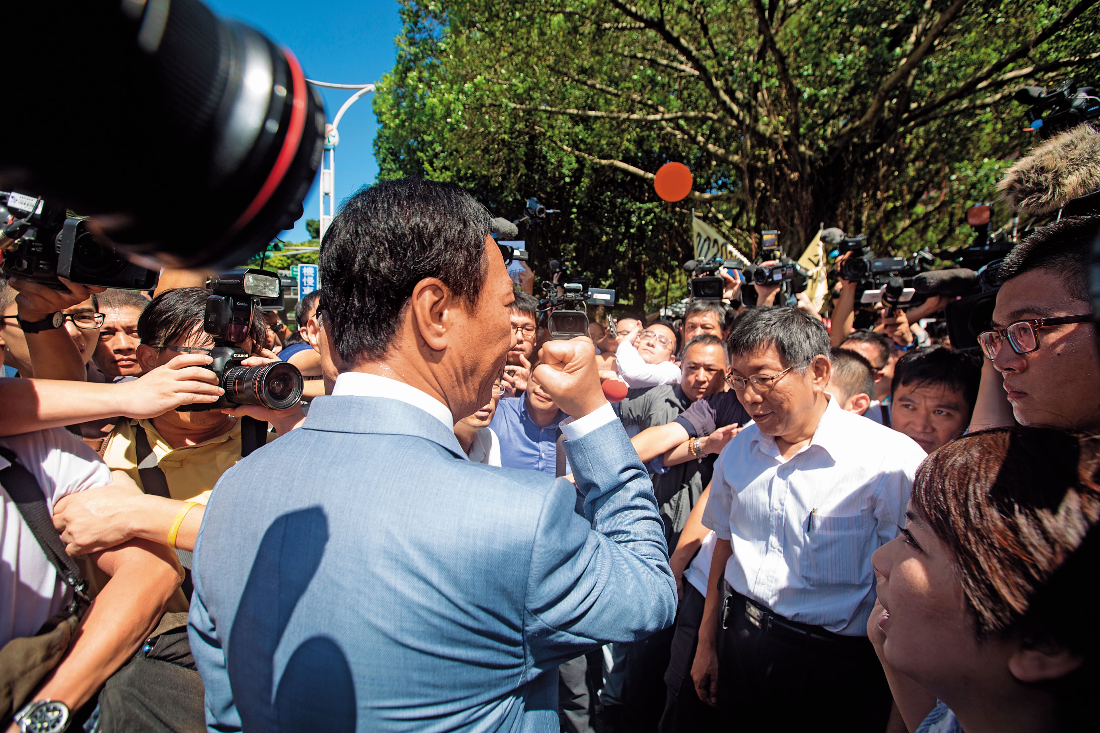 郭台銘將主導三方結盟方向，目前已初步規劃人力布局，柯、王2陣營都有核心幕僚進駐團隊。