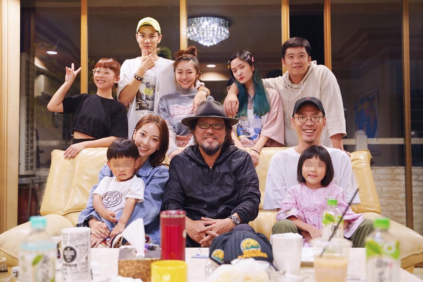 張少懷為綜藝大哥張菲的兒子，日前媳婦也把全家聚會的熱鬧大合照放上臉書。（翻攝自翁馨儀臉書）