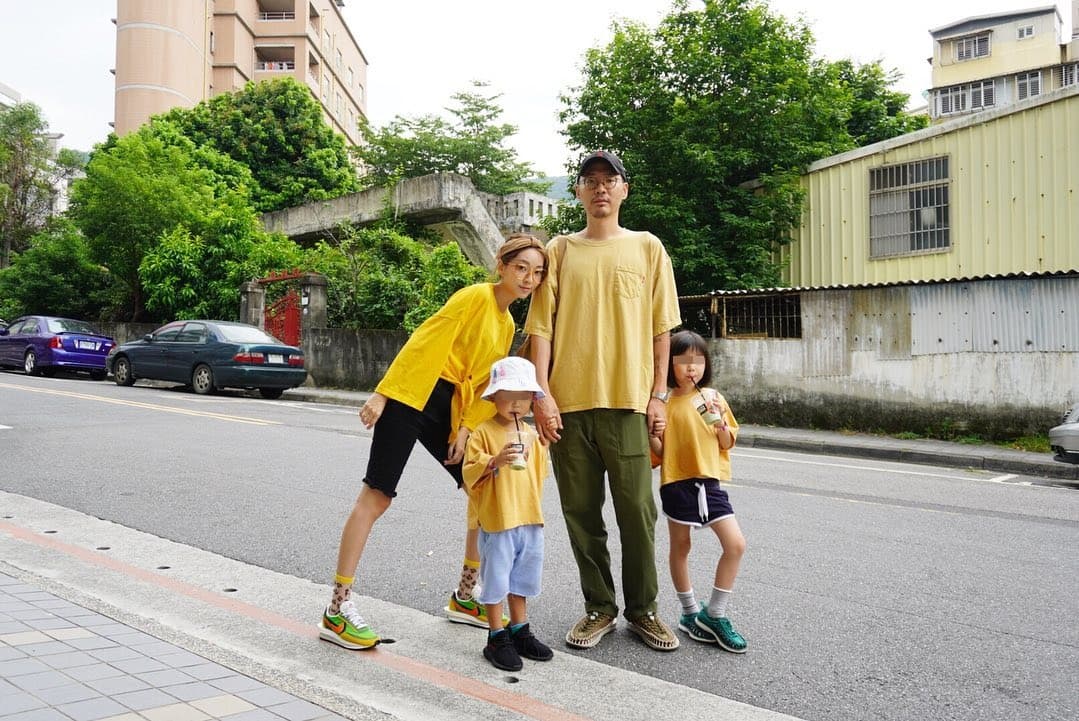  翁馨儀與張少懷婚後育有一男一女，經常把全家的時尚穿搭照放上臉書。（翻攝自翁馨儀臉書）