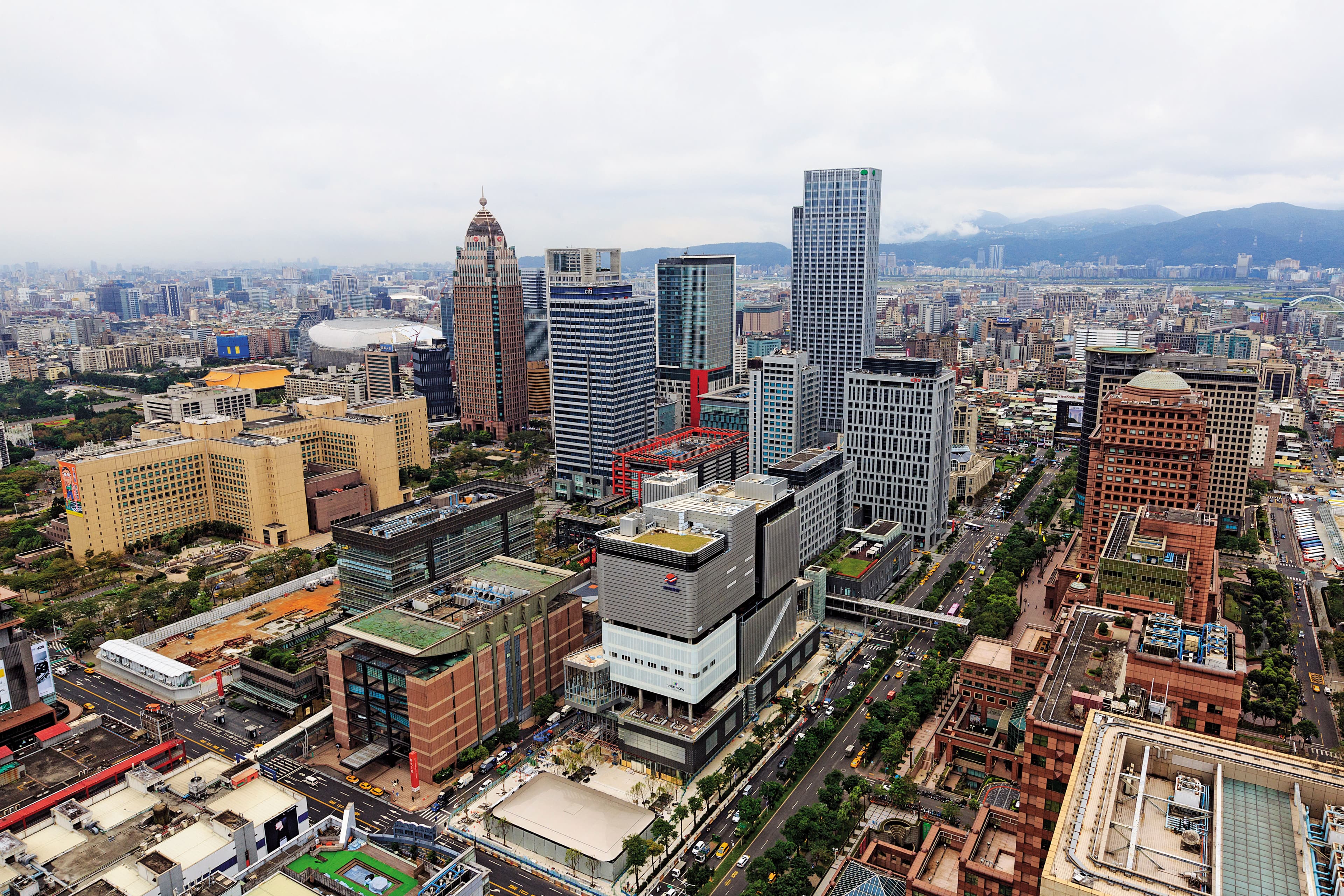 20190827fin010台北市信義計畫區方圓半公里內，就擠進十多家百貨。