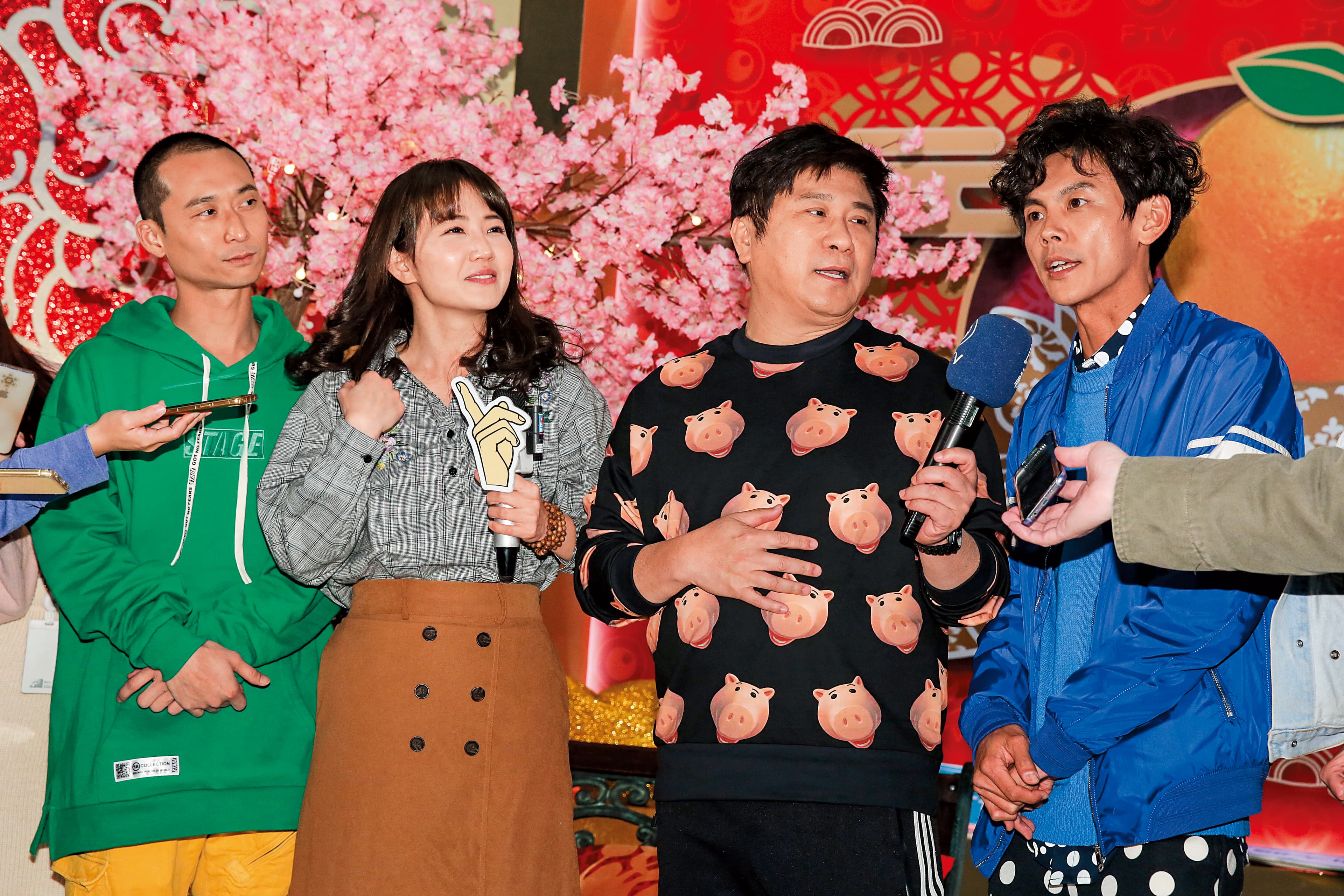 謝忻（左二）、阿翔（右一）在胡瓜（右二）幫助下有望重回演藝圈，但短期內不可能再同台了。左為浩子。