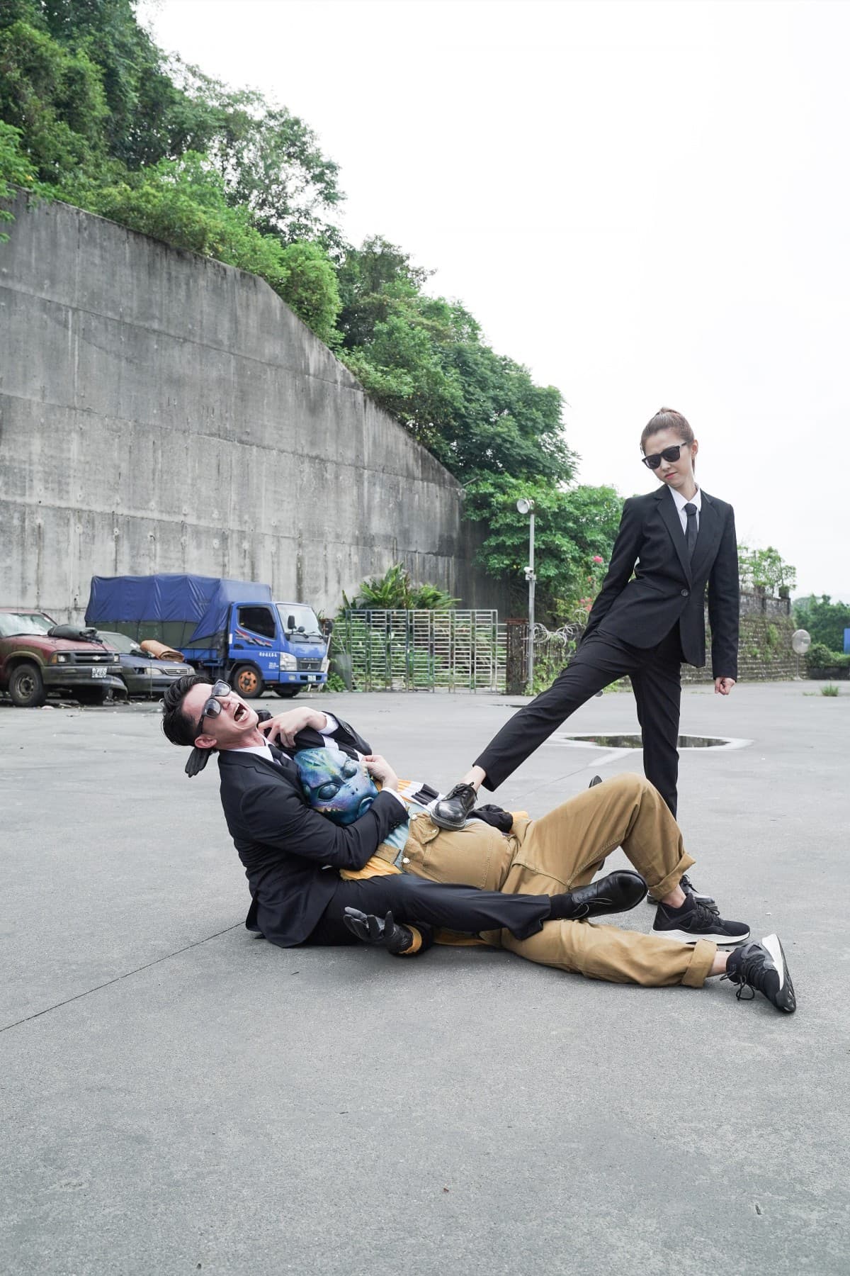 吳慷仁與邵雨薇扮演MIB，演出片尾彩蛋。（甲上提供）