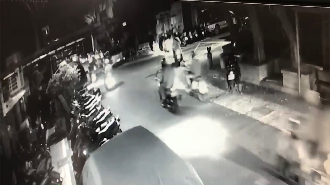 10多名惡煞騎乘機車突然衝上前，準備下車砍人。（翻攝畫面）