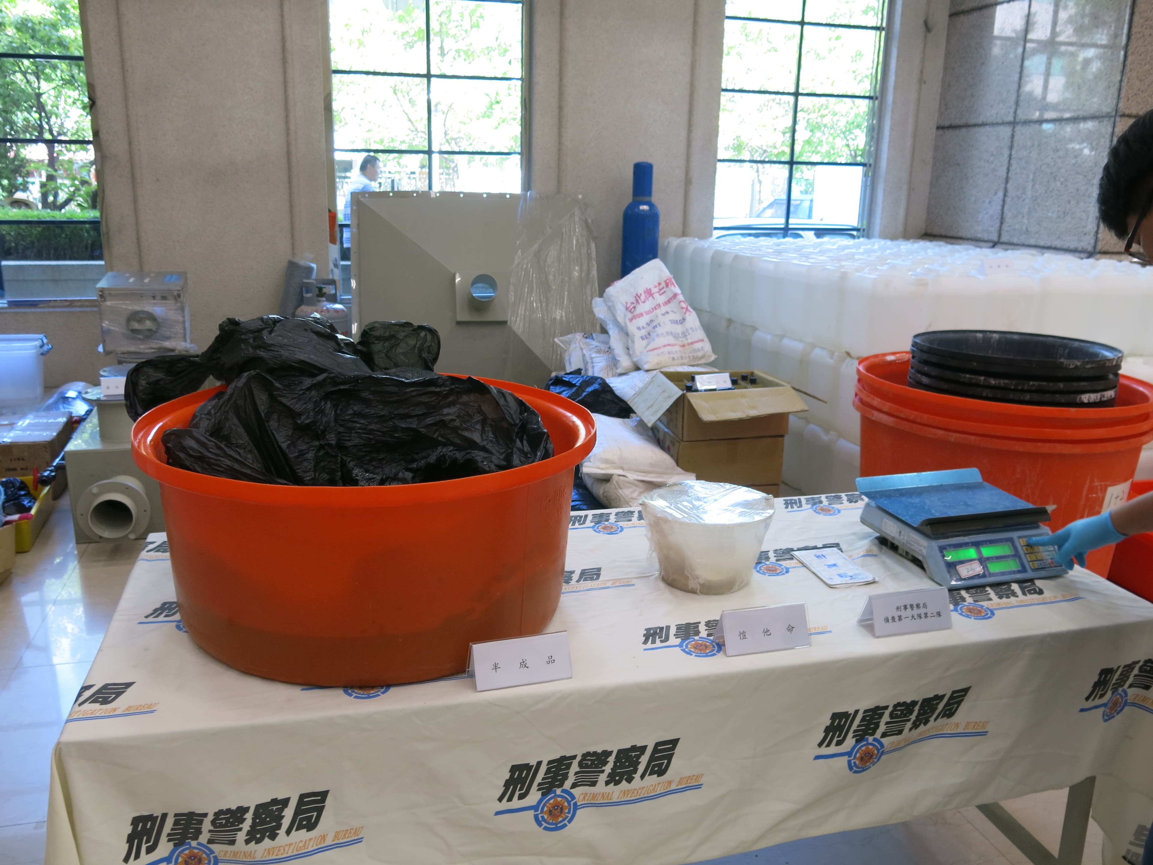 警方查扣各式製毒贓證物。（翻攝畫面）