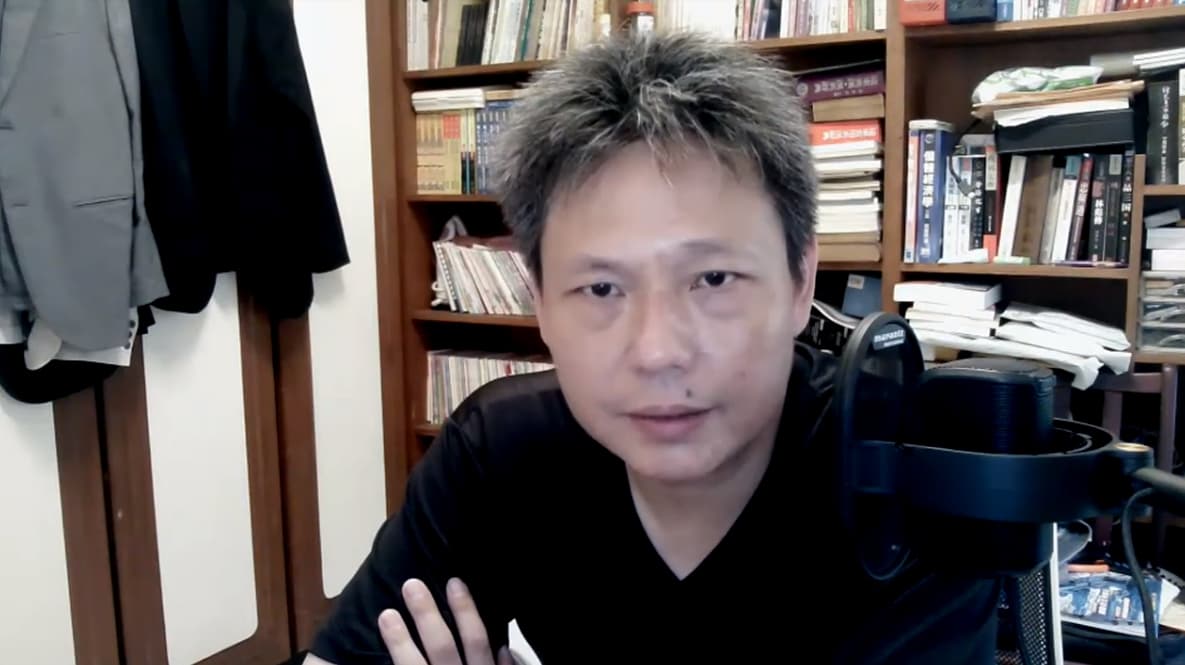 謝寒冰在直播時分析指出，追蹤器案件是韓國瑜「不應該選擇的戰場」，他也呼籲藍軍（國民黨）別針對此議題再追下去了。（翻攝自謝寒冰YouTube頻道）
