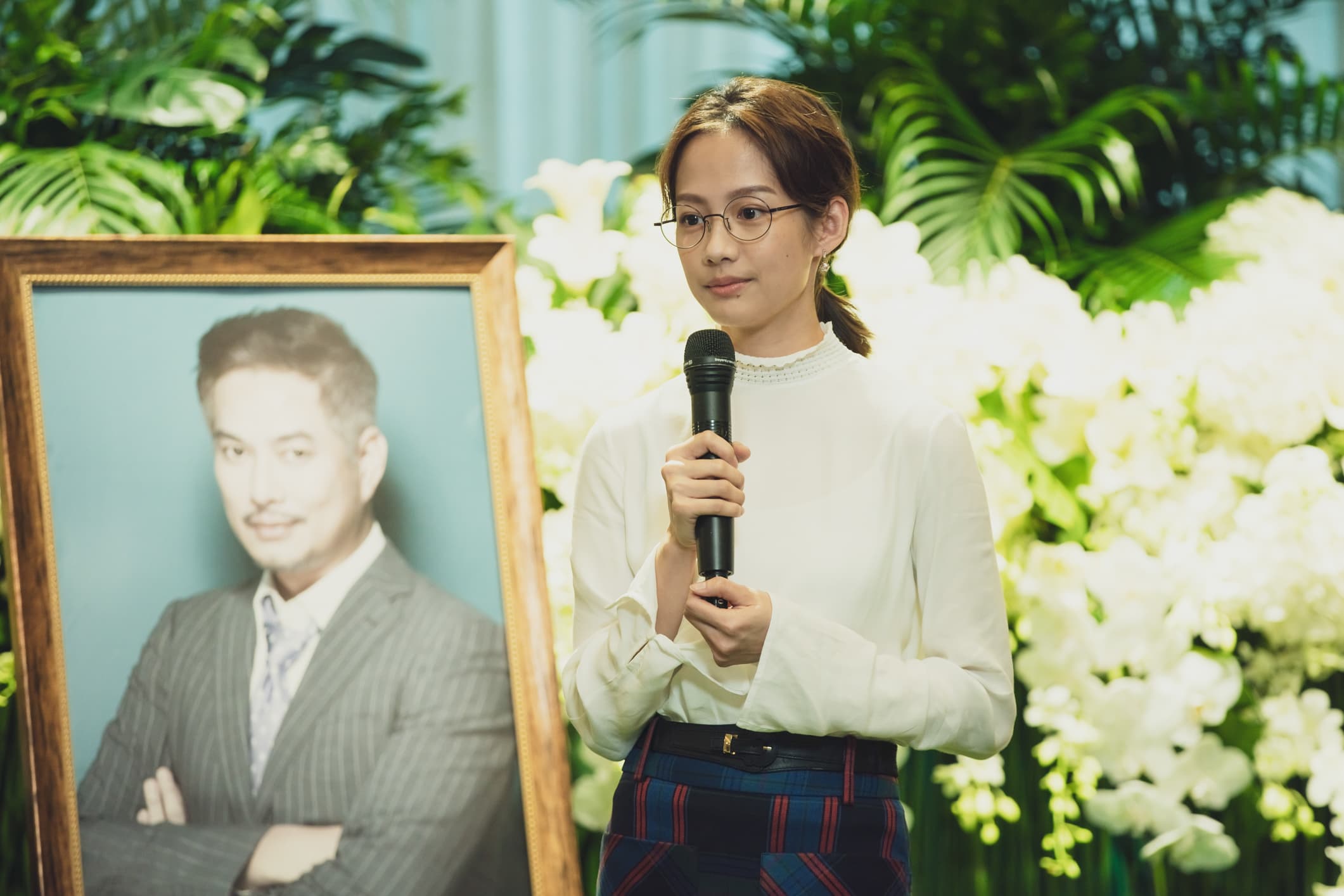 劇中的父親（林健寰 飾演）則在癌症末期，舉辦了生前告別式，與親友好好說再見。簡嫚書臨場發揮5分鐘致詞。（LIVE TV提供）