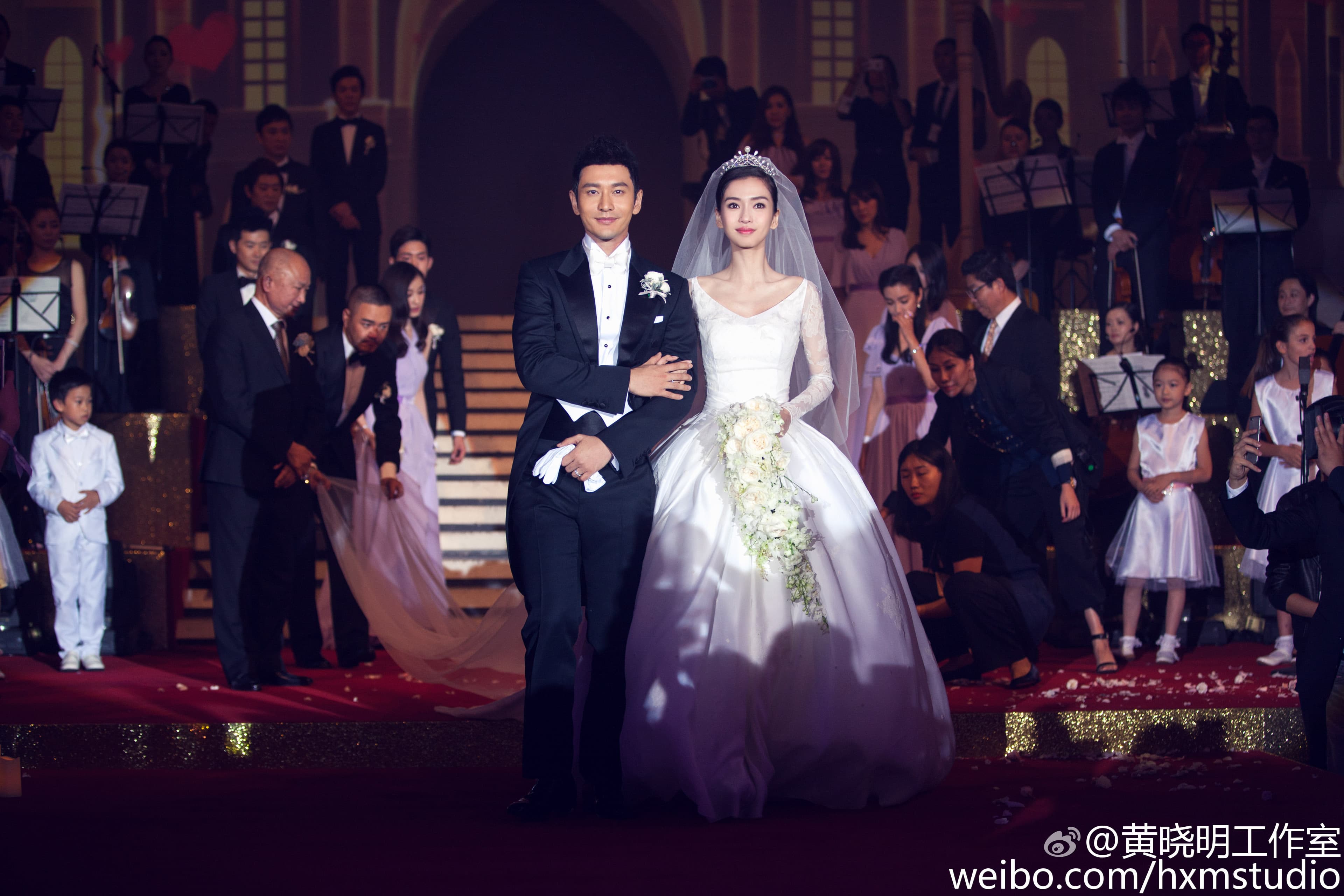 Angelababy（右）跟黃曉明（左）離婚後，5歲兒子小海綿由夫妻倆共同撫養。（翻攝自黃曉明工作室微博）